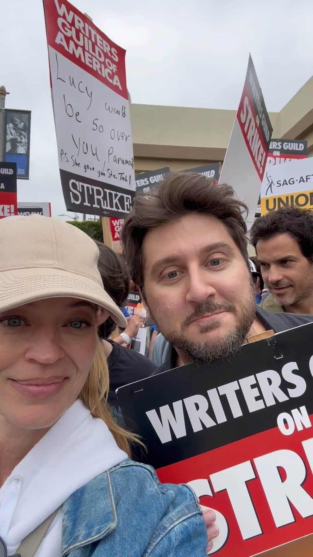 ジェリー・ライアンのインスタグラム：「AMAZING turnout and ENERGY at “Star Trek Day” picketing at Paramount today! I spy @terrymatalas @jonathandelarco @mramontgomery @santiagoc @tiffanyshepis ✊🏼 @sagaftra #wgastrong #unionstrong #1u」