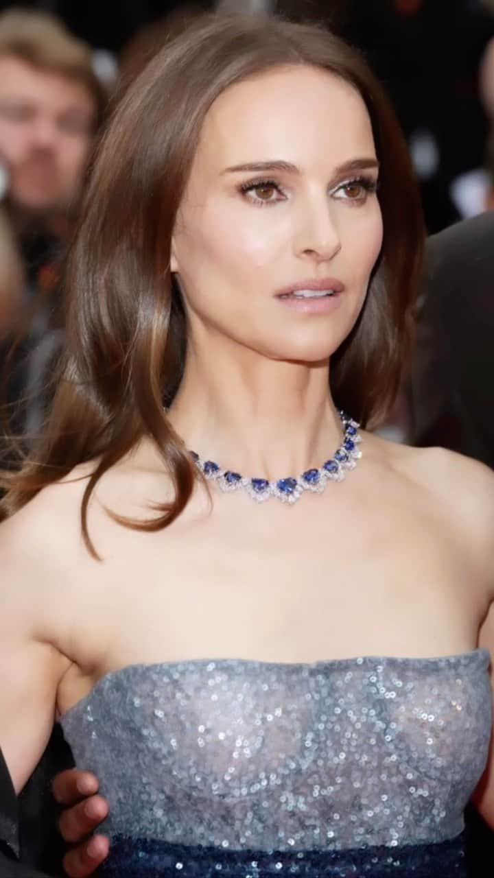 マラ・ロザックのインスタグラム：「#NataliePortman in #cannes2023 Voluminous smooth blow using #rozhair for smooth light weight-frizz free shine🪩 #MayDecember」