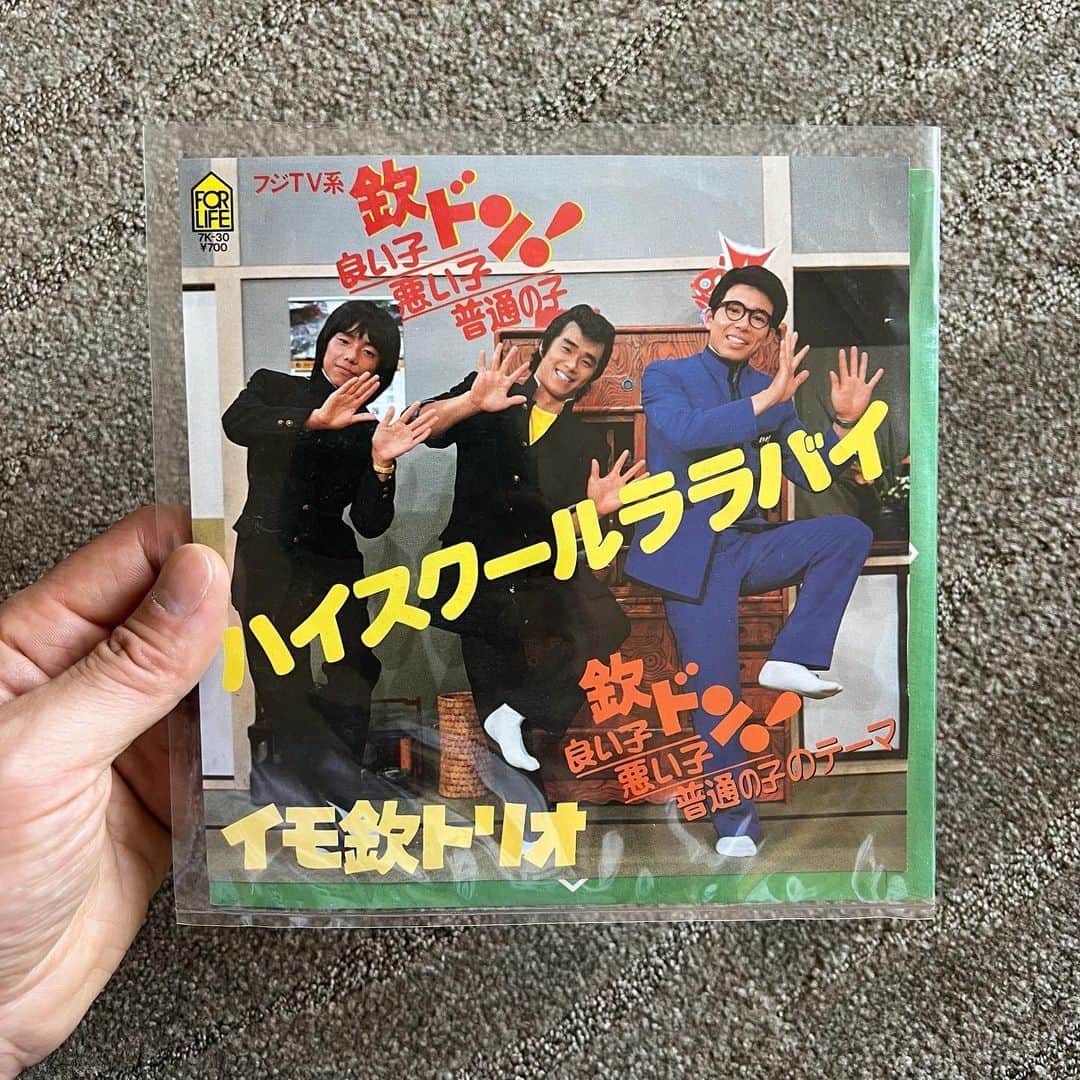 山田稔明さんのインスタグラム写真 - (山田稔明Instagram)「なぜ沖縄まで来てイモ欽トリオを買うのか。生まれて初めて買ったレコード、100円エサ箱に埋まってた思い出探訪。「ティアドロップ探偵団」は持ってるけど「ハイスクールララバイ」が手元になかったので。 #朝一番に聴くレコード」5月20日 7時20分 - toshiakiyamada