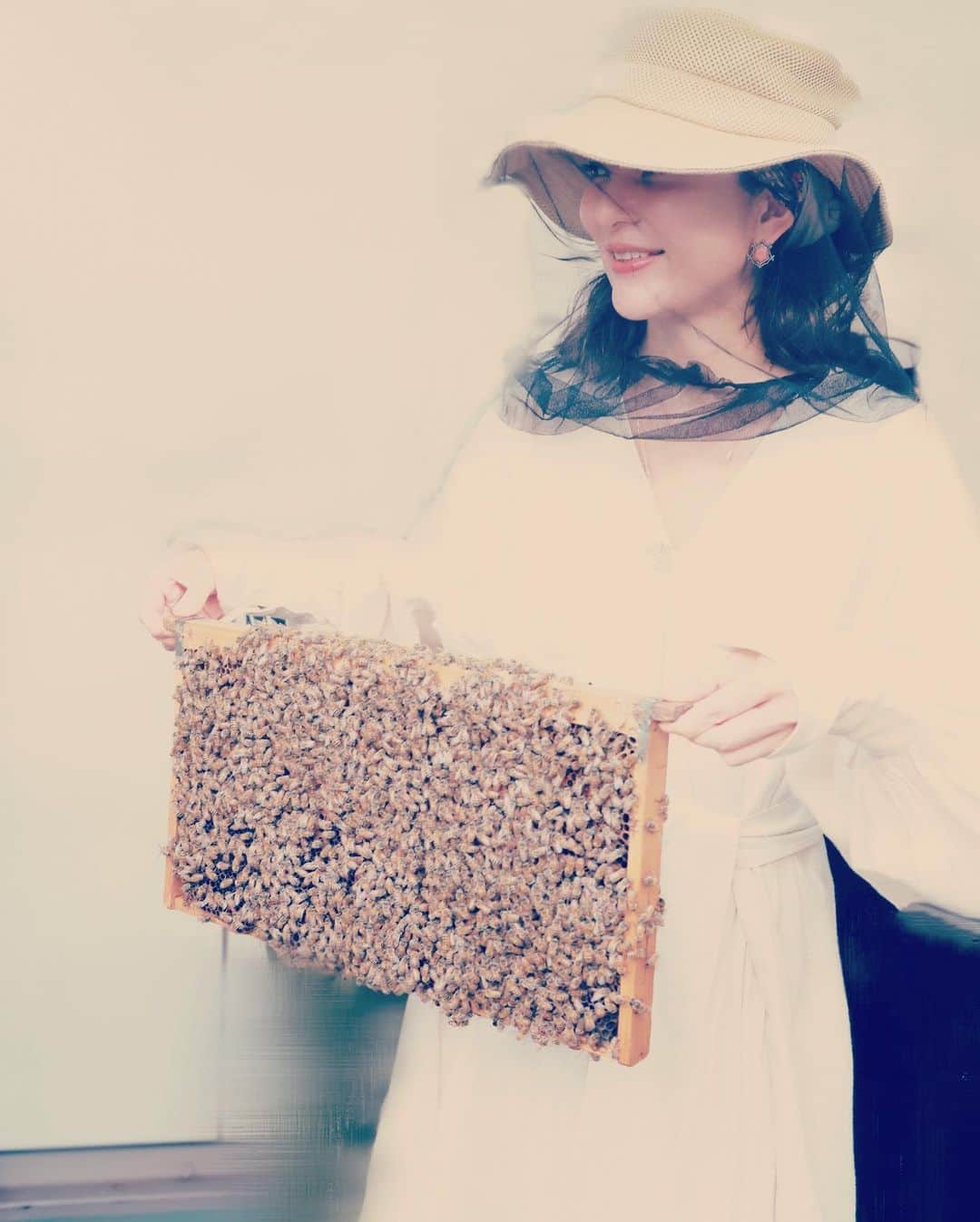 白澤貴子さんのインスタグラム写真 - (白澤貴子Instagram)「It’s “World bee day”🐝  本日5月20日は #世界ミツバチの日 。  ミツバチ保護活動を10年以上前から続けている  @guerlain からお誘いを受け、 先日”BEE MASTER CLASS”に参加してきました。  ハチといえば、我が家のバルコンで咲く ラベンダーの花たちの元へ毎朝訪れるあの子たち。 実はここ最近、偶然にも様々な人との会話の中で 頻繁に養蜂が話題にのぼり、その生態と共に とても興味を持っていたところだったので、 今回のタイミングの良いお誘いは とても嬉しかった。  私たちが食物にしているものを含め、 自然界で花を咲かせる植物の約9割が ポリネーター(受粉媒介者)に依存していて、 その主たるものが、ミツバチ。 つまり、今絶滅の危機に瀕している このミツバチを保護することは 私たちが生きていくために欠かせないこと。  そんな話を聞かせていただき これまで抱いていた疑問もすっきりと解決して とても有意義なひとときを過ごせたな。  ちなみに、家でミツバチの好きな花を植えたり、 ミツバチの給水所をつくったりすることも 保護活動に繋がるのだとか。  #ゲラン でも、5/20から23までの3日間、 店舗・公式オンラインブティックでの収益の 20％をゲランミツバチ保護プログラムに寄付するそう。  美しい地球の未来のためにも、 今すぐできることから始めたい保護活動。 ぜひ皆さまもこの機会に。  #GuerlainForBees #WorldBeeDay」5月20日 7時21分 - takakoshirasawa