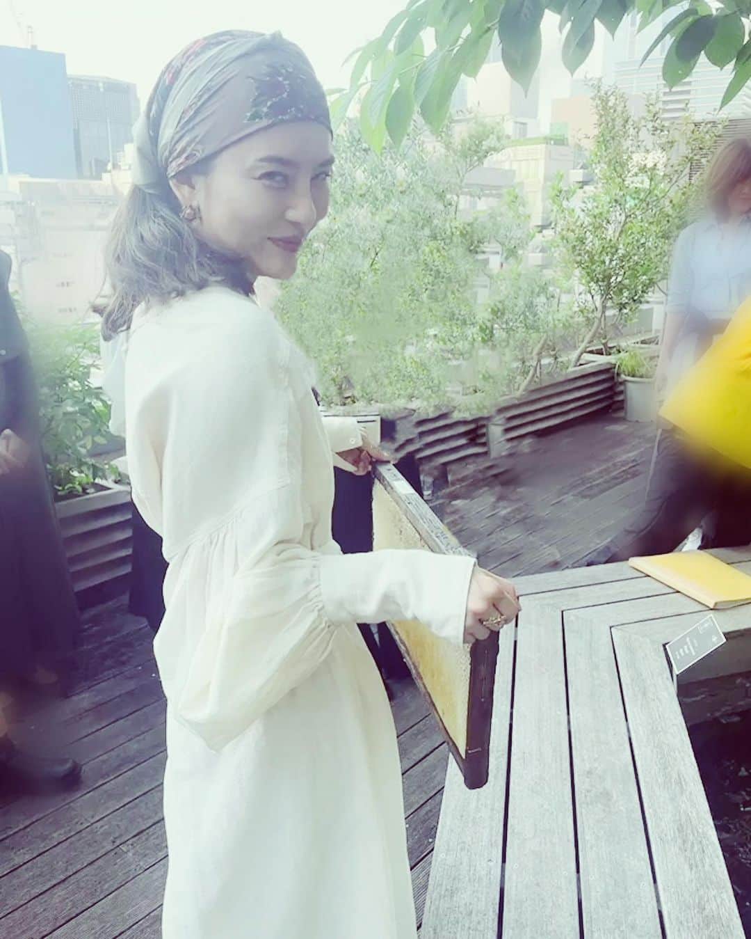 のインスタグラム：「It’s “World bee day”🐝  本日5月20日は #世界ミツバチの日 。  ミツバチ保護活動を10年以上前から続けている  @guerlain からお誘いを受け、 先日”BEE MASTER CLASS”に参加してきました。  ハチといえば、我が家のバルコンで咲く ラベンダーの花たちの元へ毎朝訪れるあの子たち。 実はここ最近、偶然にも様々な人との会話の中で 頻繁に養蜂が話題にのぼり、その生態と共に とても興味を持っていたところだったので、 今回のタイミングの良いお誘いは とても嬉しかった。  私たちが食物にしているものを含め、 自然界で花を咲かせる植物の約9割が ポリネーター(受粉媒介者)に依存していて、 その主たるものが、ミツバチ。 つまり、今絶滅の危機に瀕している このミツバチを保護することは 私たちが生きていくために欠かせないこと。  そんな話を聞かせていただき これまで抱いていた疑問もすっきりと解決して とても有意義なひとときを過ごせたな。  ちなみに、家でミツバチの好きな花を植えたり、 ミツバチの給水所をつくったりすることも 保護活動に繋がるのだとか。  #ゲラン でも、5/20から23までの3日間、 店舗・公式オンラインブティックでの収益の 20％をゲランミツバチ保護プログラムに寄付するそう。  美しい地球の未来のためにも、 今すぐできることから始めたい保護活動。 ぜひ皆さまもこの機会に。  #GuerlainForBees #WorldBeeDay」