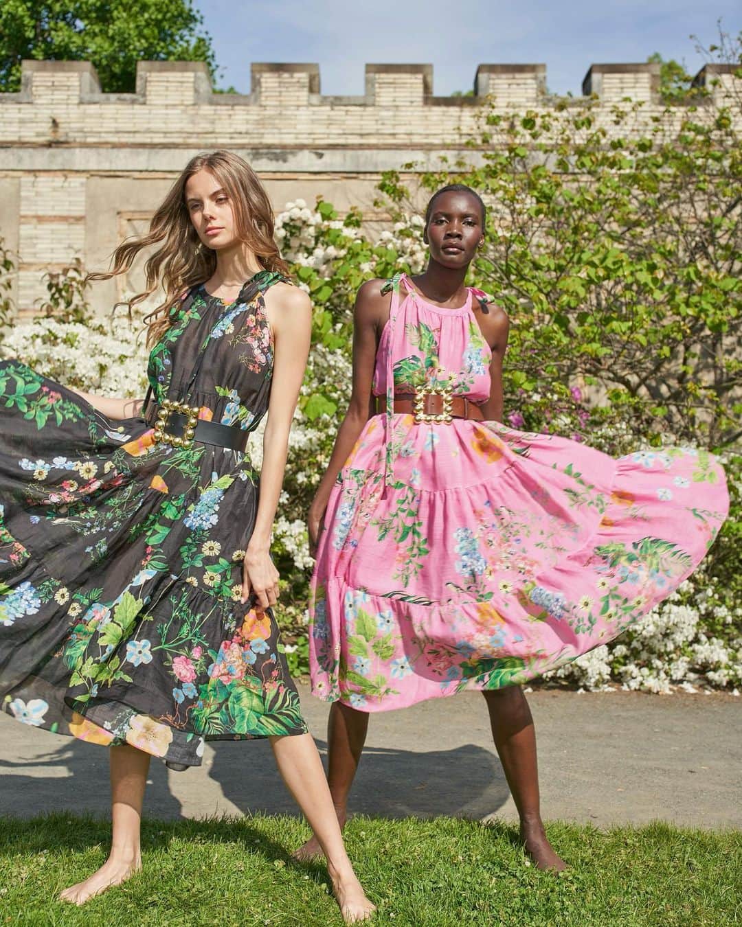 シンシア ローリーのインスタグラム：「Florals for the weekend 🌸 • • •  Our Layla Linen dress is lightweight & easy to throw on - making it the perfect addition to your Spring + Summer wardrobe !」