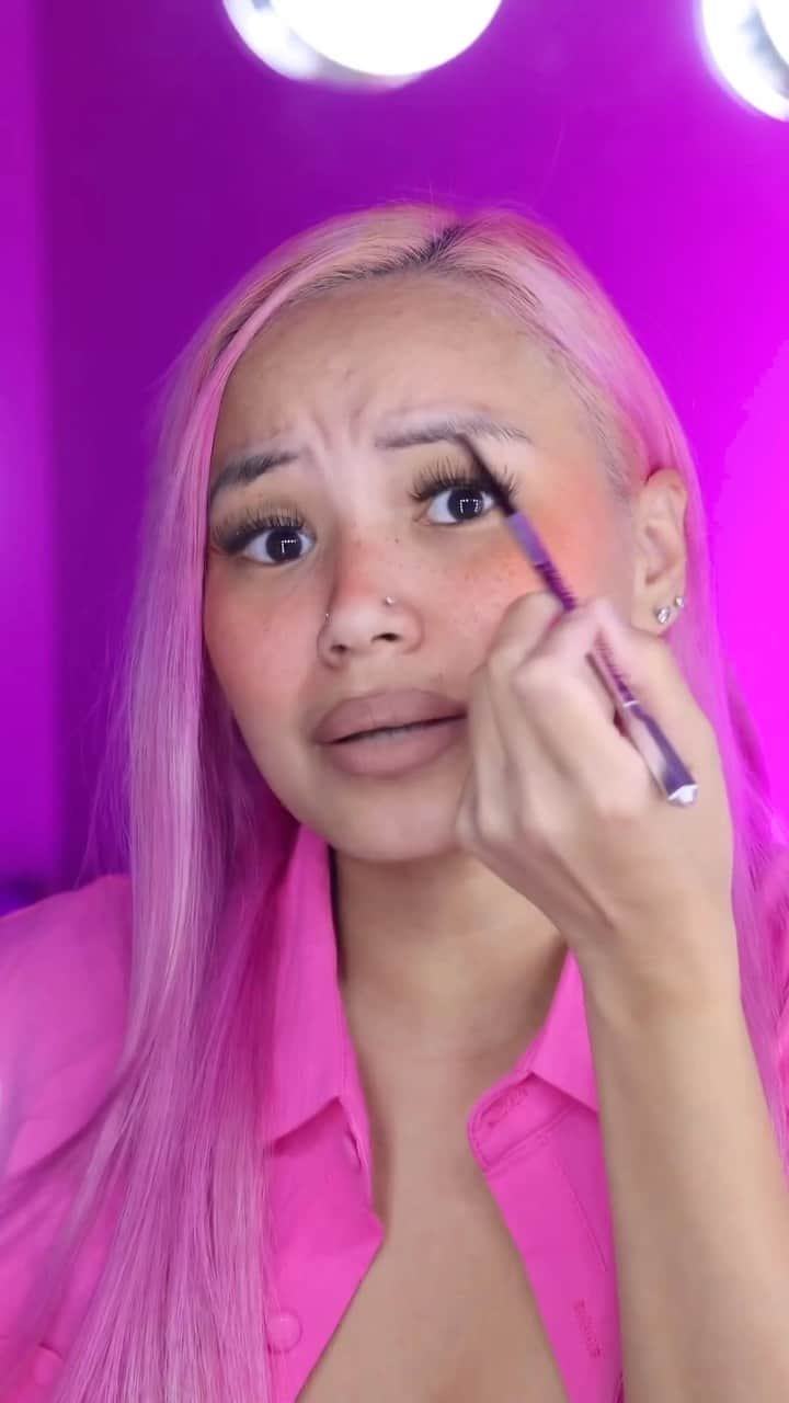 Benefit Cosmeticsのインスタグラム：「Big major congrats to our third place winner @ciana.barbie 💖🥳🏆 This song is an absolute BOP & your brows are TOP 😍 You are the moment, benebabe 🌸💅🏼💋💖🎀 #benefitcosmetics #benefitbrowsearch #browsearch2023 #benefitofbrows」