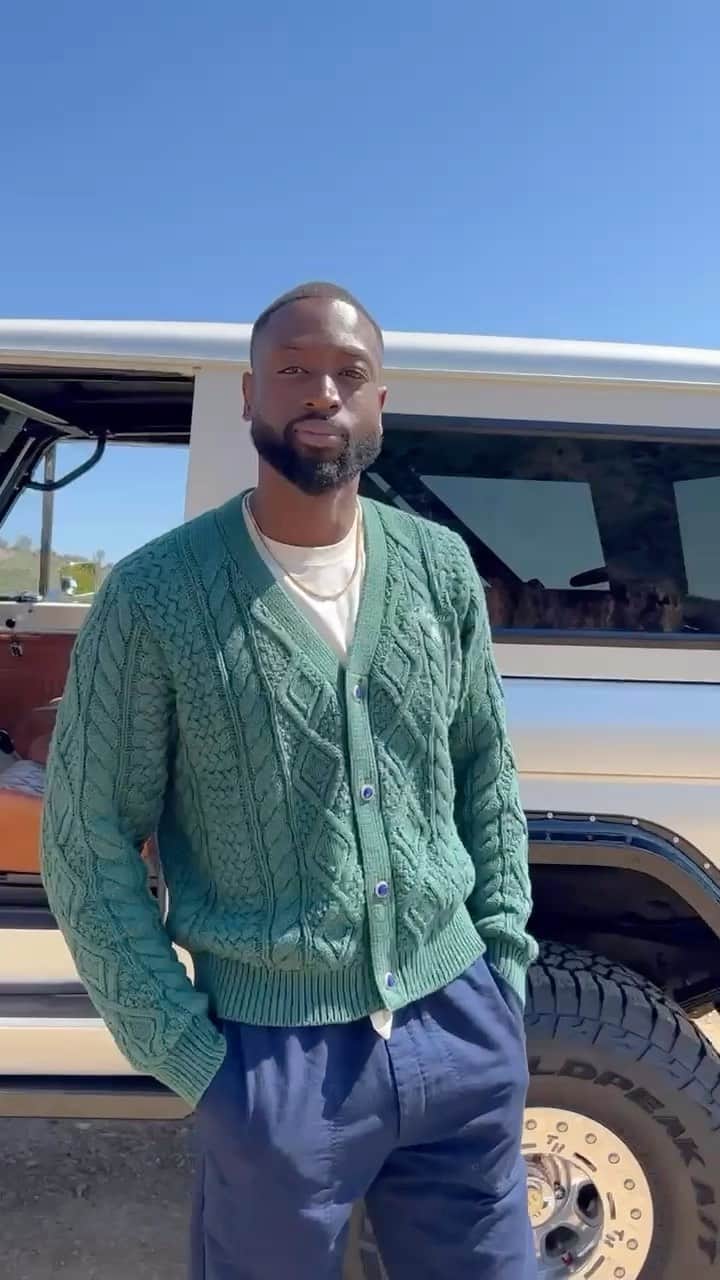 のインスタグラム：「Get ready to hit the open road with @dwyanewade in the new 2023 California Road Trips guide! 🚘 The Class of 2023 NBA Hall of Famer shares: “I love the topography of California. There’s so much beauty in the mountains, the trees, the sunsets. There’s so much to look at.”   Read more about Dwyane’s favorite road-trip destinations in California and order your FREE copy of the guide at the link in bio.   📍@DiscoverLA  #VisitCalifornia #RoadTrips #RoadTripsGuide #California #DwyaneWade」