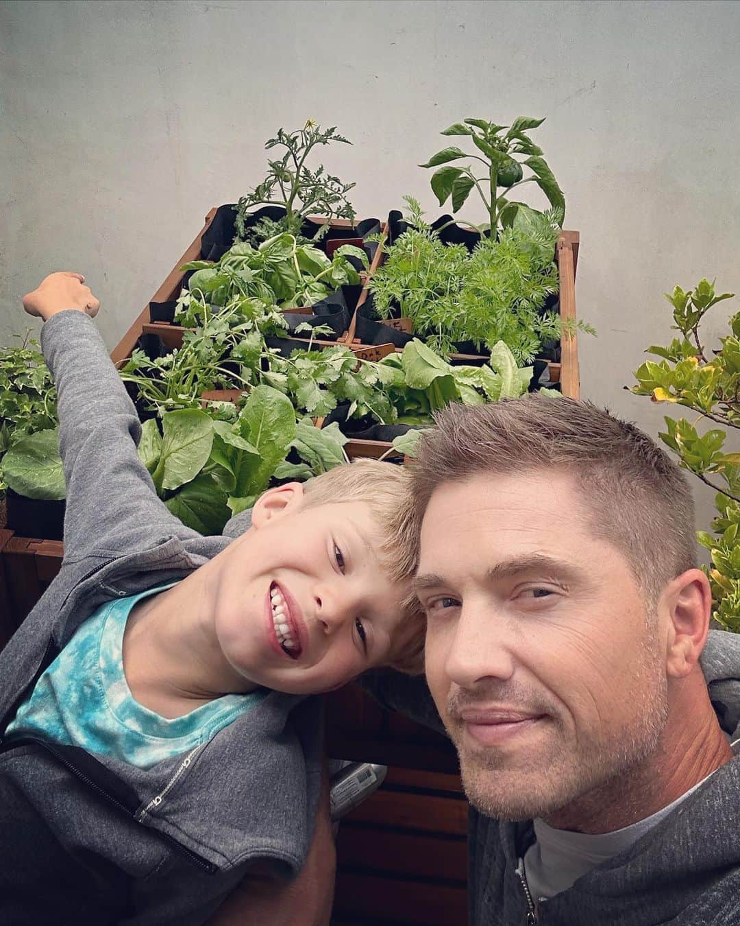 エリック・ウィンターのインスタグラム：「We had some fun today! Dylan wanted a garden so we dove in.. wish us luck. Our visitor is already eyeing us 🥕🌶️🫑🥬🦌」