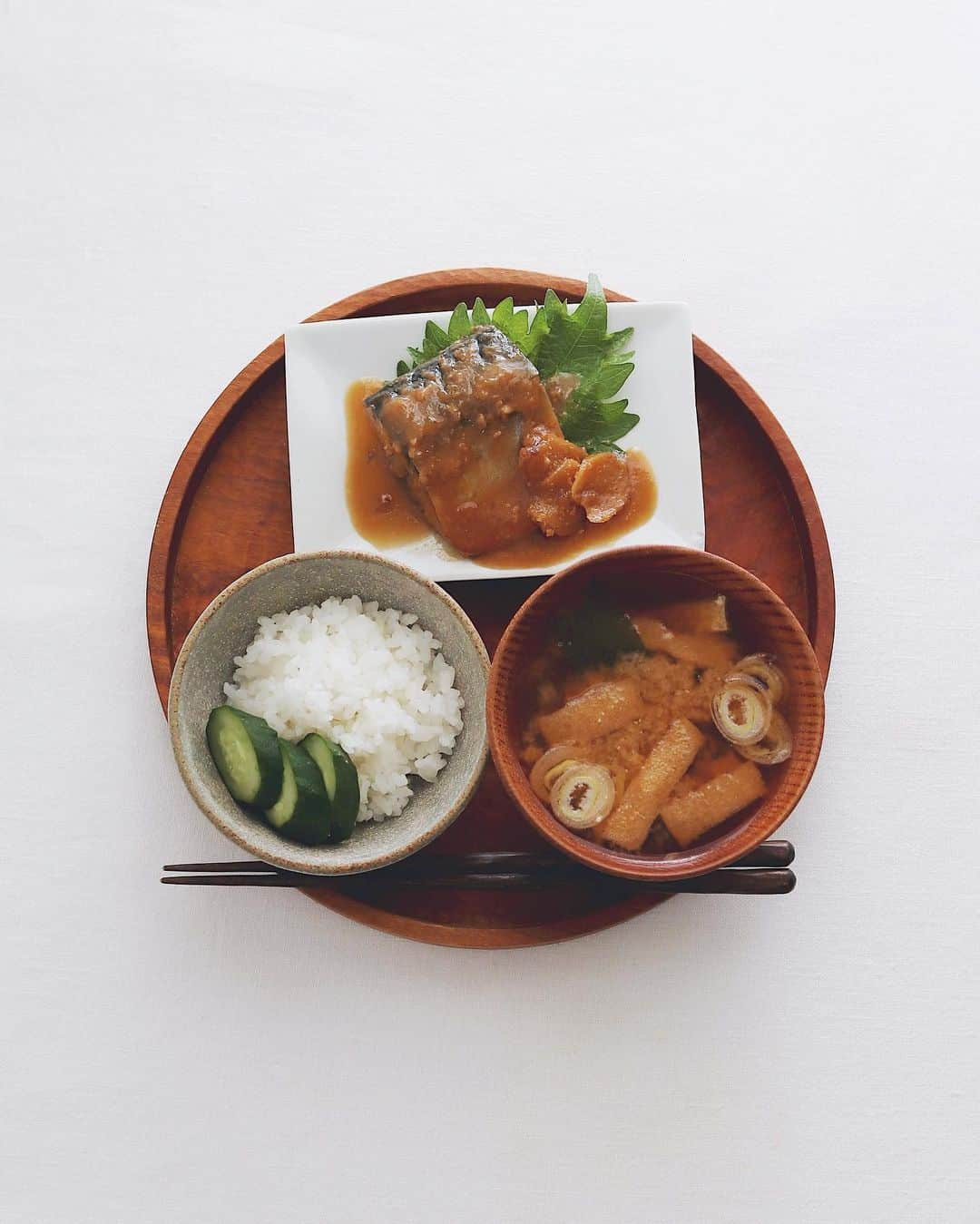 樋口正樹のインスタグラム：「Today's breakfast . 今朝は茶碗６分目ご飯に ぬか漬け、サバの味噌煮、 わかめと油揚げの味噌汁。 . 今回久々に仙台の味噌を 使ったので濃厚な味わい。 そしてサバ味噌に入れた 生姜だけでもご飯が進む😋 . . . #朝食 #朝ごはん #さば味噌 #サバ味噌 #鯖味噌 #仙台味噌 #煮魚定食 #鯖味噌定食 #japanesebreakfast」