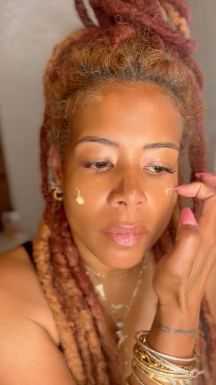 ケリスのインスタグラム：「Skin food is the secret to my healthy skin, I’ve been using it for years , people always compliment me on my skin and this is how I maintain it, you don’t need a 10 step beauty regimen every morning when you got the right stuff ❤️ all you need is skin food and Rosehip & Turmeric these are the bare essentials, everything else after that is gravy this is what you need to start your beautiful skin journey, this is self care, be consistent, use it everyday, make it part of your lifestyle and you will begin to see the results #beauty #skincare #wellnness #cleanface #naturalbeauty #selfcare」