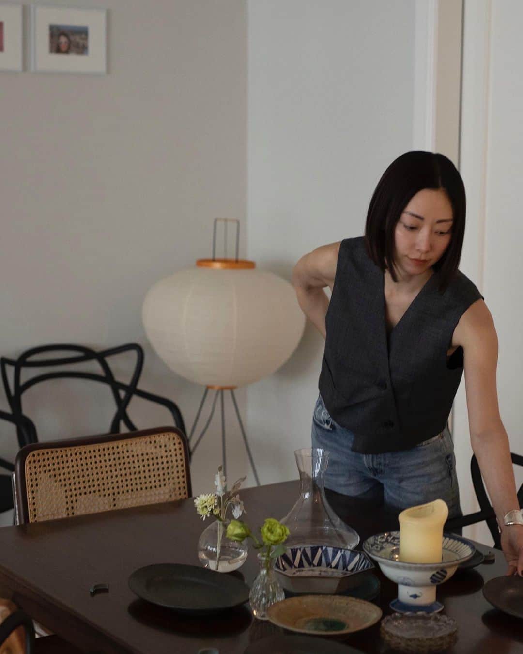 大塚良子のインスタグラム：「Dinner Table🍽 @irohanyc   来月に展示受注会を控えたIROHA NYのインスタでは 展示へ参加いただく作家さんの器を使ったテーブルコーデなども出来るだけアップしていけたらと思ってます。  てんやわんやしてますがベストを尽くして。 猫の手も借りたいわあ🐈‍⬛」