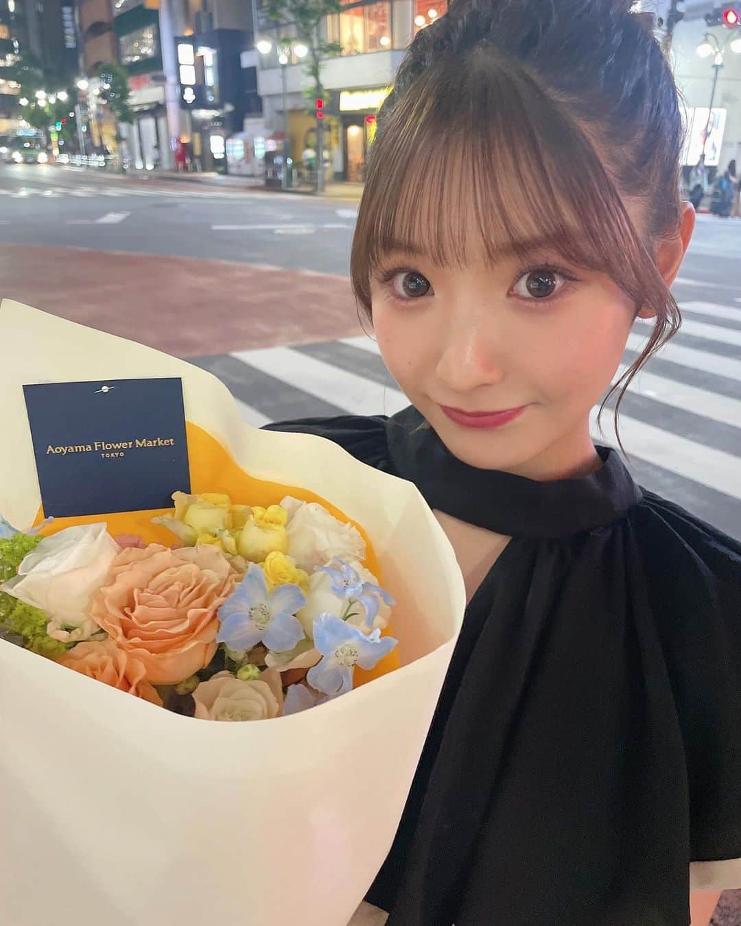 のインスタグラム：「卒業公演の日から有難いことにお祝いでお花を頂くことが多くてお家でフラワーショップが開けちゃいそう🥹💐 . 幸せだ！！ありがとうございます♡ . 昨日はお天気が雨だったのでお団子ヘアで一つにまとめてみました！」