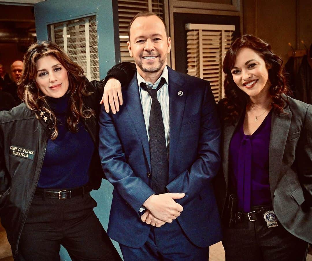 ドニー・ウォルバーグのインスタグラム：「Happy #BlueBloods Friday! So excited for you all to see tonight’s Season Finale, and so incredibly blessed to share the screen with (and to be partners with) my two dear & amazing friends — @marisachicaramirez & @jesposito! Amazing episode!!! Don’t miss it! @bluebloods_cbs @cbstv」