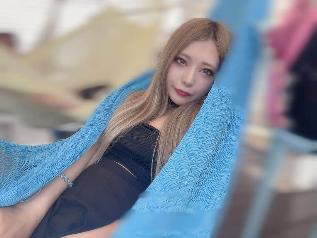のインスタグラム：「💙💖💙💖💙 : : : ハンモックに包まれるわい  #バーレスク大阪 #バーレスク東京 #バーレスク大阪ありえ #北新地 #インスタ映え #ホスト  #韓国メイク  #童顔女子  #実物とは異なります   #burlesqueosaka  #burlesquetokyo  #」