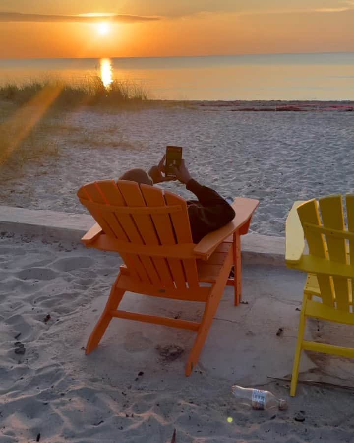フロイド・メイウェザー・ジュニアのインスタグラム：「Relaxing watching the sunrise. All I want is peace.」