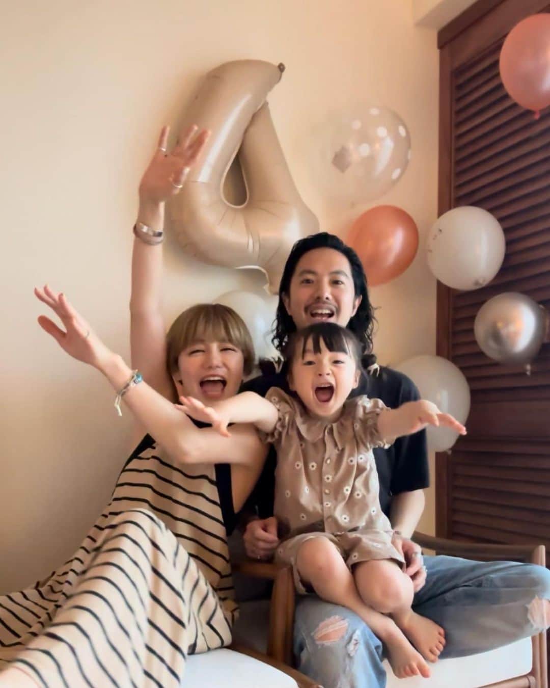 のインスタグラム：「・ happy birthday KONATSU👧♡ -2023.５.18-  あっという間に4歳✨ 1年が365日ある中 まさか自分の誕生日に破水するなんて 思っていなかったし 36時間も陣痛が続くなんて 思っていなかったけど 笑 あの日から4年間ずーっと かーちゃんは幸せです🥺🫶🫶🫶  お誕生日おめでとう🥳 4歳もはっぴーな時間を たくさん過ごせますように💛  #子供のいる生活#女の子ママ#小夏のいる生活#4歳#happybirthday#akte#アクテ」