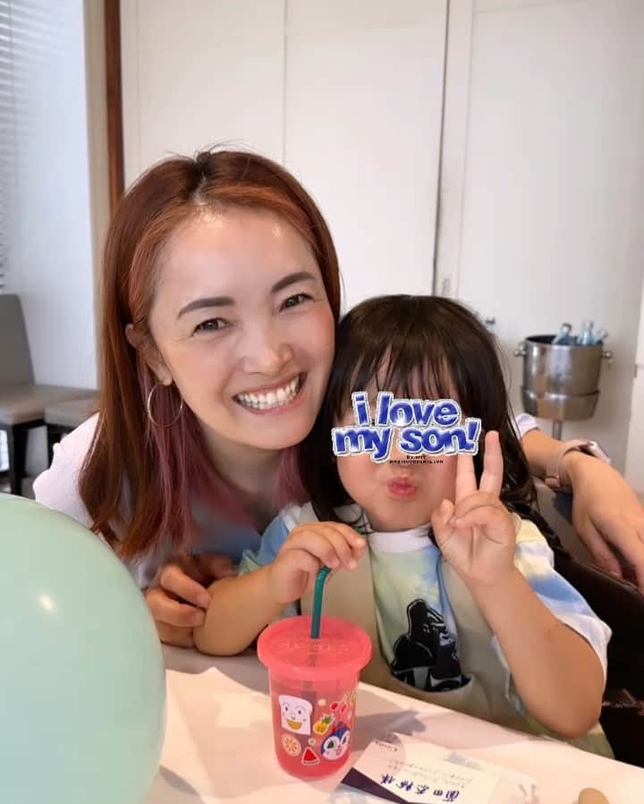 清澤恵美子のインスタグラム：「なかなか取らない息子とのツーショットなのに最近は変顔してくる🤪でもまだまだ可愛い😍 この前はお友達のベイビーシャワーでお椅子に40分以上座ってくれた。奇跡 なぜなら。ベルトで椅子に縛りつけたが最後はベルトのホックを外して逃げられた🤣🤣🤣」