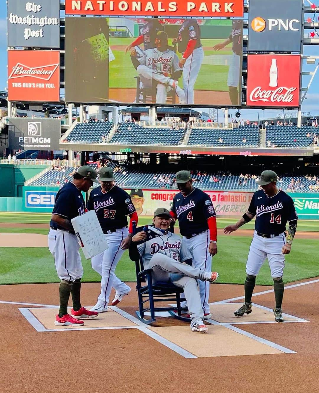 ミゲル・カブレラのインスタグラム：「A rocking chair for Miggy! One of a few retirement gifts from the Nationals. 💙🧡 #repdetroit」