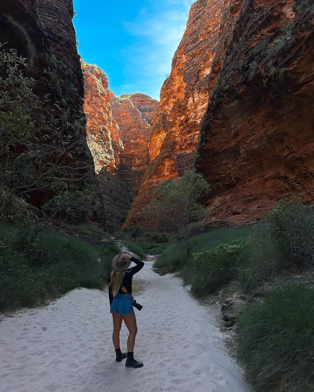 フェリシティー・パルマティアーのインスタグラム：「Happy Birthday Dad 🥳 Started the Birthday off early yesterday watching the sunrise over the Bungles followed by a scenic flight back to Kununurra and finished it off with the most amazing @gourmetcampovenexperience experience (highly recommend if you get the chance)🔥🥘  @westernaustralia #WAtheDeamState #SeeAustralia @australiasnorthwest @thekimberleyaustralia」