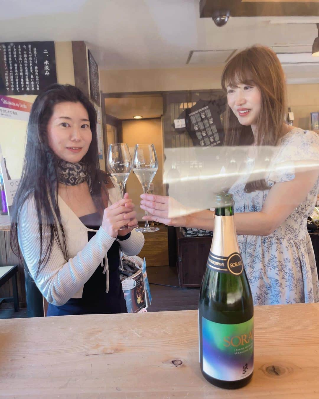 渋谷恭子さんのインスタグラム写真 - (渋谷恭子Instagram)「#スパークリング日本酒 で乾杯🥂 　 今回の旅行のメインは @chiyomusubi さんの酒蔵見学😊  私のお隣にいらっしゃる方は 銀座スキンケアサロン『ひとやすみ』 鶴岡悦子先生のところで学んでいる講座仲間で 千代むすび酒造さんの社長夫人・岡空京子様  今回、岡空さんのところに一緒に行かない？とお誘いしたのも サロンの講座仲間の有賀ちゃん   最初に京子様が私達2人に千代むすびの歴史やこだわりなどをお話してくださり それから、部長の佐野様が蔵の中で酒造りの工程などを説明してくださいました。  最後は立ち飲み日本酒バー『酒蔵角打ち』で試飲  千代むすびSORAH、気に入ったから自宅用に購入🍾  息子ちゃんへのお土産はゲゲゲの鬼太郎ミニボトルの米焼酎📝  お酒が飲めない方やお子さんにはノンアルコールの甘酒がおススメ！ 私が行った時も、お子さん用に甘酒をリピート買いしてる方がいらっしゃったよ😊 知る人ぞ知る大人気商品だからチェックしてみてね🎵  酒蔵見学は @chiyomusubi のリンクから！ コース内容・予約方法等が載ってます💓  #試飲 #酒蔵見学 #千代むすび #千代むすび酒造 #唎酒 #唎酒師 #日本酒バー #日本酒🍶 #日本酒好きな人と繋がりたい #日本酒スタグラム #日本酒タグラム #鳥取 #鳥取グルメ #鳥取旅行 #境港 #乾杯 #日本酒スパークリング #sake #japanesesake #sakestagram #sakelover」5月20日 8時25分 - kyoko.86