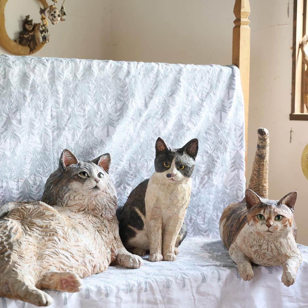 はしもとみおのインスタグラム：「真ん中が、むぎ（猫ちゃん） 左側が、モイくん 右側が、ポチ実ちゃん  猫町フェスのなかまたち。 いつか木彫りの猫たちと一緒に、猫町フェスが開催できるといいな、今は美術館で、飼い主さんたちを思っている事でしょう。  photo かくたみほ #woodcarving #woodworking #woodsculpture #sculpture #miohashimoto#cat#art#catart」