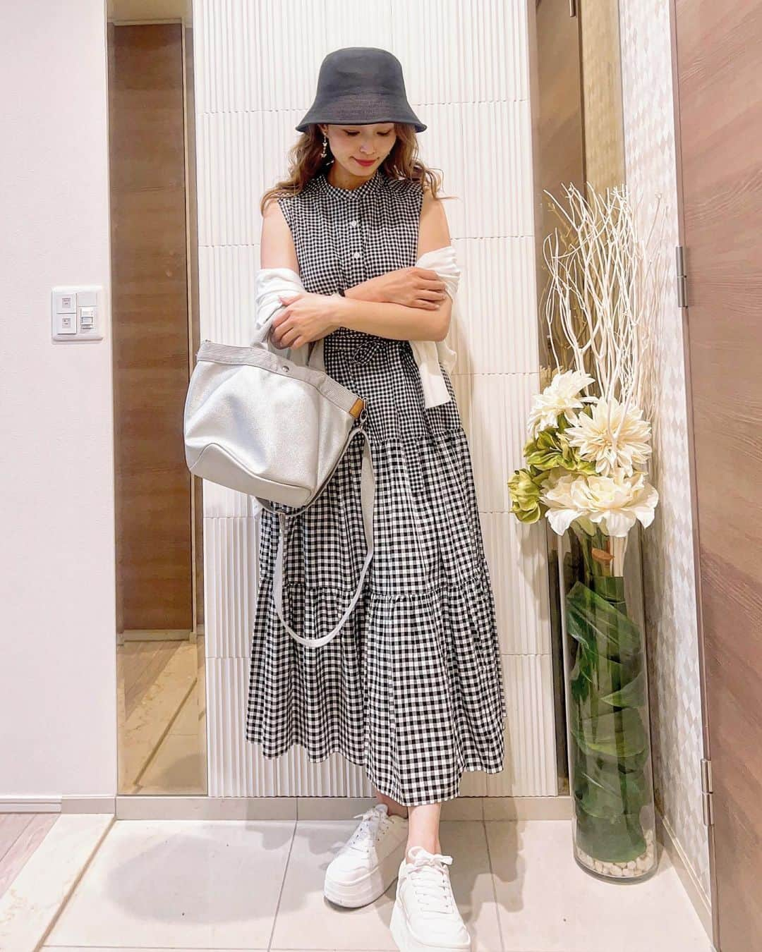 Okada Reinaのインスタグラム：「またまた可愛い @uniqlo_jp ワンピース🥺✨ 大好きなギンガムで、ちゃんと見えのスタンドカラーで、可愛いティアード💕  それにユニクロの #バケットハット 合わせしてみました🤭 #uvカットニットバケットハット   最近はスニーカー合わせにハマってまして🤭でもサンダルも絶対かわゆぃですよね❤︎  #スラブコットンワンピース お店で是非みてみてください❣️  @uniqlo_with  @uniqlo_ginza  @uniqlo  #ootd #outfit #fashion #fashionlover #大人カジュアル#ママコーデ #ママファッション #プチプラコーデ #プチプラファッション #今日のコーデ #コーディネート #骨格ストレート #骨格ストレートコーデ #骨スト #uniqlo #uniqloコーデ #ユニクロワンピース #ユニクロ #uniqlo購入品」