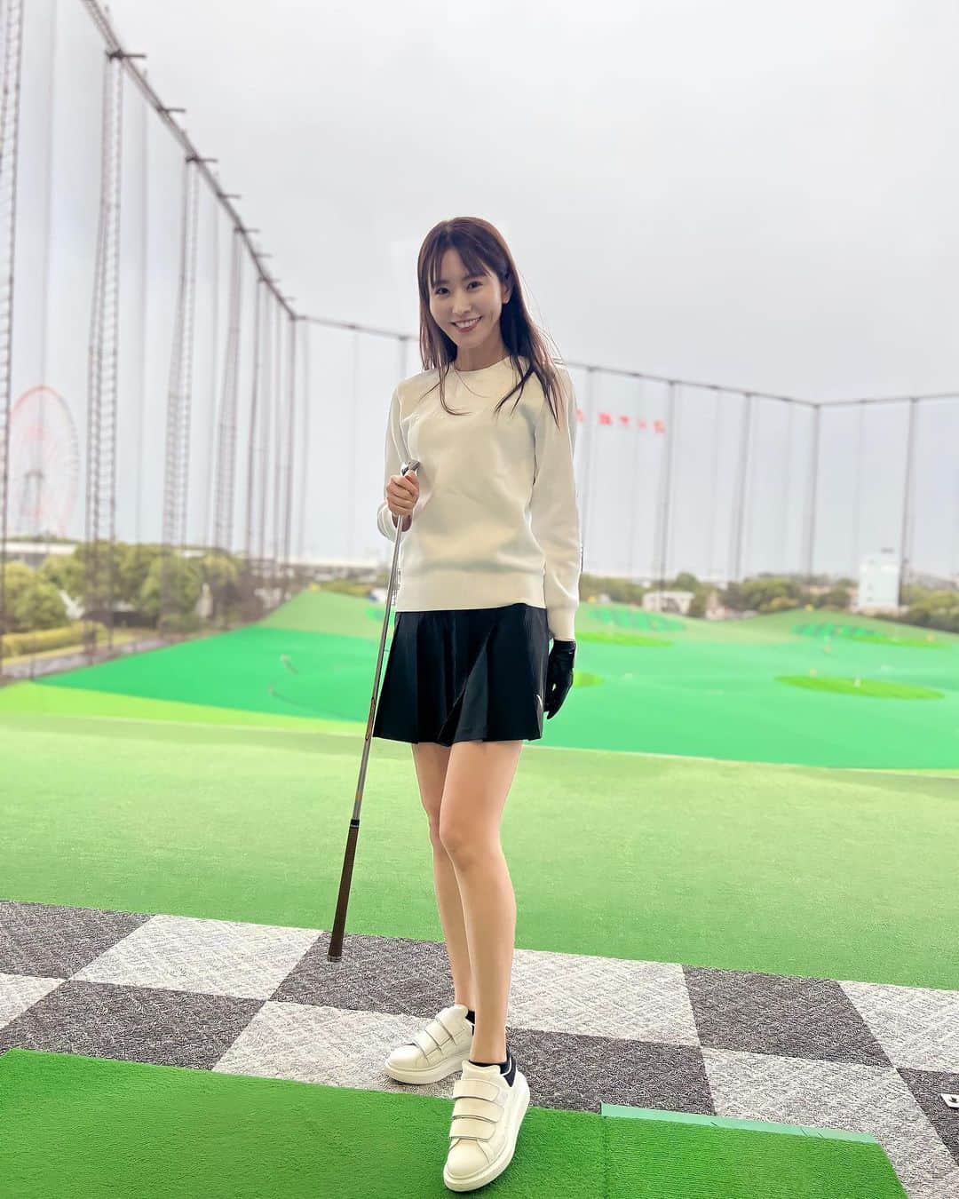 佐野真彩さんのインスタグラム写真 - (佐野真彩Instagram)「ゴルフ初心者の妹を連れて打ちっぱなしへ🔰ゴルフを教えるのは難しい...スタートはやっぱり、合う先生を見つけてレッスンに通うのが良いよね、ということでまとまりました😌 (元々テニスをやっていたので掴んだらすぐ上手くなりそうではある🙌)  golfwear @1piu1uguale3_golf  ウノピュウのゴルフウェアは、妹から「それゴルフウェアなの？普通に可愛い😍」と絶賛でした。 golf club @callawaygolf_japan   #ゴルフウェア #ゴルフ女子コーデ #1piu1uguale3 #1piu1uguale3golf」5月20日 8時30分 - sano.maya