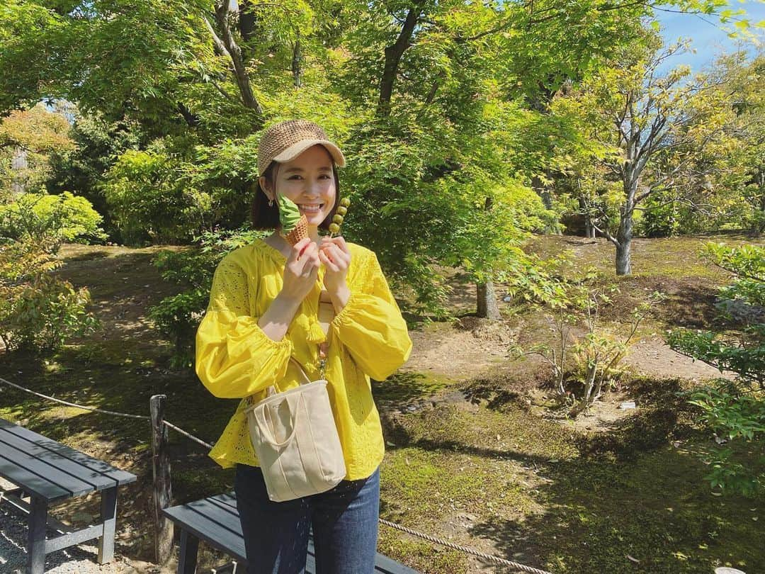 武田訓佳さんのインスタグラム写真 - (武田訓佳Instagram)「🌿 ・ 連休ふりかえり💚 ・ 新緑の京都♡ 金閣寺さんと龍安寺さん🌱 ・ ・ 朝からおやつ食べて 一文字写経して(これ面白かった！) またおやつ食べて よき日でした🕊️ ・ 観光地は朝いちがいいね🌼 ・ ・ ・ #たけだの日常 #京都 #金閣寺 #龍安寺 #一文字写経 #抹茶 #抹茶ソフトクリーム #🍦#🍵 #靴下には #焼酎 #と書いてあります #右足は麦 #左足は芋 #帽子は数年前の雑貨屋さん #ここでコメント返してる←」5月20日 8時33分 - kunika0117