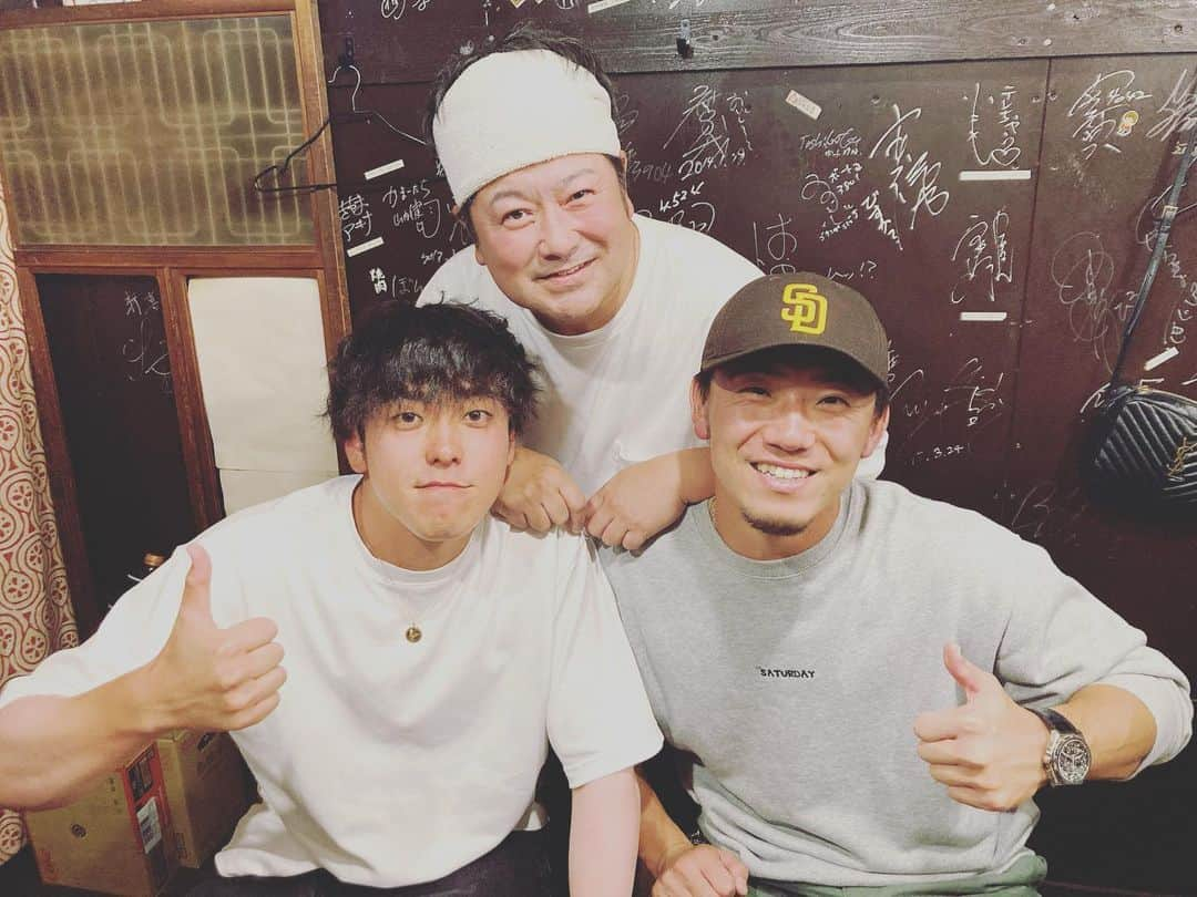 中川貴志さんのインスタグラム写真 - (中川貴志Instagram)「かしみん焼き弍箱は本日も１８時よりオープンしております♪  ありがたいことに、わざわざミナミまで食べに来てくれました♪  阪神タイガースの伊藤将司投手と小川一平投手🐯⚾️  ありがとうございました😊  #阪神タイガース #伊藤将司 #小川一平  #裏なんば  #大阪グルメ  #コナモン　#大阪観光スポット  #弍箱　#大阪　#吉本新喜劇　#ソース　#旨い #焼きそば #旅行　#かしみん焼き弐箱  #かしみん焼き  #なんば　#路地裏 #FoodPorn#japan#gourmet#foodie#instafood#instagood#instalike#love#like#picoftheday#osakafood#japanquality」5月20日 8時36分 - takashi__nakagawa