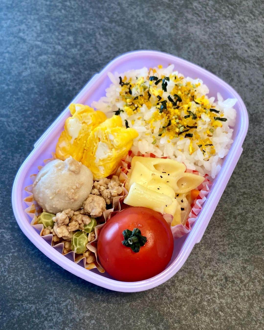 村田千弥さんのインスタグラム写真 - (村田千弥Instagram)「#サタデースクール弁当  今日、卵焼きが全然上手く作れなくて・・・  卵焼きスランプ🐣 2回作ったけど、フライパンにくっついてぼろぼろ。 なんで？？💦」5月20日 8時46分 - chr.0429
