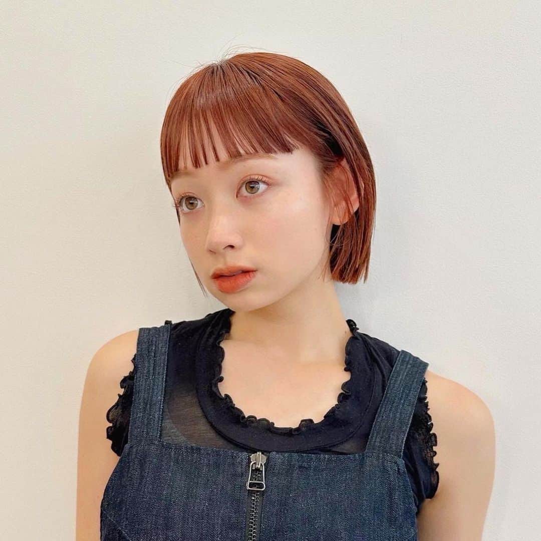 Momoのインスタグラム：「. ブリーチなしで可能なピレンジ♡ . ベースの色が暗い方は ブリーチなしのダブルカラーが 必要となります🙇‍♀️！！ . .  . ✔️画像を保存してカウンセリングの 時にみせてください♡♡ .  イメージを変えたいけど短くするのも ブリーチをするのも勇気がいる🥺 . そんな方にも幅広くその方にあった提案 をさせて頂き一緒におしゃれを楽しみましょう♡ . ブリーチカラーは【ケアブリーチ】を 推奨しております♡ . ケアブリーチは従来よりも髪の毛への ダメージが94%cutされます！ . ブリーチなしのダブルカラーも 提案させて頂きますのでぜひご相談ください♡ . 12／3から 新店舗　GARD/ëN (ガーデン／エン) がopen♡♡ . 場所は表参道♡♡ 新しいこだわりのつまったお店で ぜひお会いできるのを楽しみに お待ちしております♡♡ . . ご予約はTOPからご予約サイト に飛べます✈︎♡(料金もそちらを参考に) . ご新規様も喜んでお待ちしております♡ . お電話.DMからも受け付けております♡ (DMは返信が遅くなる可能性が ございますのでそちらご了承下さい🙇‍♀️)  . .  〒150-0001 東京都渋谷区神宮前5-39-2 2F . TEL☎︎ 03-6712-5995 . 表参道駅から徒歩5分🚶🏼‍♀️(A1出口) ( 銀座線/千代田線/半蔵門線 ) . . 月 定休日 火・水　11:00〜20:00 木・金　12:00〜20:30 土　10:00〜19:00 日　10:00〜19:00 祝　10:00〜19:00 . . ぜひ、ご予約お待ちしてます♡♡ . codeアカウントはこちら   @__cd.momo____________ ♡ . ぜひフォローしてください♡ .」
