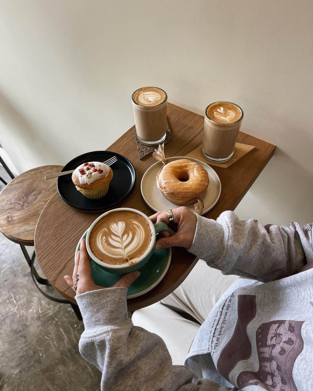 C A F E L O V E Rさんのインスタグラム写真 - (C A F E L O V E RInstagram)「LEPO COFFEE STAND // 用賀 こだわりコーヒーと焼き菓子を頂ける シンプルで北欧テイストなかわいいカフェ☕️ 優しい光の差し込む居心地のいい空間で カフェタイムでほっこりひと休み🍃  おひとりさまにもわんこ連れにもおすすめ🐶 アットホームな雰囲気でご近所さんにも人気だそう🧁 またゆっくりお邪魔したいです☕️ ㅤ  ------------------------------------- ◼︎オーダー CAFE LATTE ¥600 HONEY GINGER LATTE(期間限定) ¥650 MUFFIN ¥480 DOUGHNUT ¥350 ㅤ ◼︎広さ 11席。外にベンチ席。お一人様にもおすすめの落ち着く雰囲気🍃  ◼︎ペット🐶○  ◼︎テイクアウト○ ㅤ ◼︎ カード、電子マネー○  ◼︎最寄駅 用賀駅から徒歩5分  ------------------------------------- @lepo_cofeestand #lepocoffeestand #レポコーヒースタンド ㅤ ※営業状況やメニューなど詳細は、 各アカウントでご確認ください」5月20日 8時50分 - _cafelover_