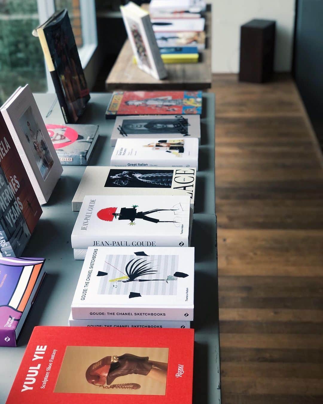 nostos booksのインスタグラム：「6月2週目までの店舗営業日をお知らせします。5月27日（土）からは向井詩織 @shiorimukaitextile さんのブロックプリント展がはじまります。6月12日（月）までの開催ですのでお見逃しなく！  ----------------------  5月20日（土） 13:00ー19:00 5月21日（日） 13:00ー19:00 5月22日（月） 13:00ー19:00 5月23日（火） お休み 5月24日（水） お休み 5月25日（木） お休み 5月26日（金） 13:00ー19:00 5月27日（土） 13:00ー19:00 / 向井詩織展スタート 5月28日（日） 13:00ー19:00 / 　　↓ 5月29日（月） 13:00ー19:00 / 　　↓ 5月30日（火） お休み 5月31日（水） お休み 6月1日（木） お休み 6月2日（金） 13:00ー19:00 / 向井詩織展 6月3日（土） 13:00ー19:00 / 　　↓ 6月4日（日） 13:00ー19:00 / 　　↓ 6月5日（月） 13:00ー19:00 / 　　↓ 6月6日（火） お休み 6月7日（水） お休み 6月8日（木） お休み 6月9日（金） 13:00ー19:00 / 向井詩織展 6月10日（土）13:00ー19:00 / 　　↓ 6月11日（日）13:00ー19:00 / 　　↓ 6月12日（月）13:00ー19:00 / 　最終日  ----------------------  店舗情報はこちら @nostosbooks  ----------------------  #nostosbooks #ノストスブックス #祖師ヶ谷大蔵 #砧」