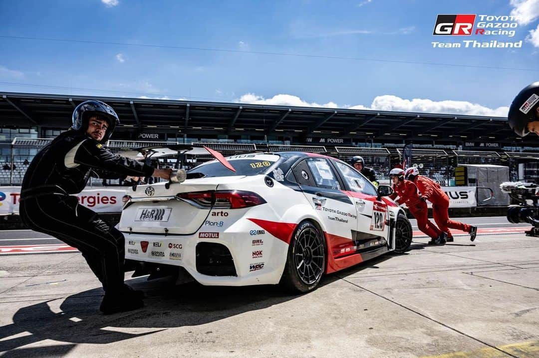 Toyota team thailandさんのインスタグラム写真 - (Toyota team thailandInstagram)「🚗🇹🇭เชียร์ทีมไทย หนึ่งเดียวในรายการ 51th ADAC 24h Race Nürburgring กับการป้องกันแชมป์โลกสมัยที่ 4 รายการมาราธอนสุดโหด 24 ชั่วโมง  Live Streaming: https://www.youtube.com/watch?v=-QamjyNCypg 🕝🇹🇭 วันเสาร์ที่ 20 พฤษภาคม: เริ่มถ่ายทอดสดเวลา 19:45น.  เริ่มแข่ง 20:30น. - 20:30น. ของวันอาทิตย์ #119 Grid Start 1st in Class  #120 Grid Start 3rd in Class  Nürburgring สนามแข่งขันในตำนานตั้งอยู่ที่เมืองนูร์เบอร์ก ประเทศเยอรมนี ที่นักแข่งและทีมแข่งรถยนต์ทั่วโลกอยากจะไปสัมผัสประสบการณ์ความท้าทาย ความหฤโหดและอันตรายเป็นอันดับต้นๆ ของโลก กับความยาวสนามกว่า 25 กม. 73 โค้ง  กับการครบรอบ 10 ปี ของทีมกับการเดินทางไปลงแข่งขันในสนาม Nürburgring สร้างผลงานและชื่อเสียงมากมายให้กับประเทศ ยกระดับวงการมอเตอร์สปอร์ตไทยให้เป็นที่รู้จักในระดับโลก TGRTT จะใช้รถ TOYOTA Corolla Altis GR Sports 2 คัน หมายเลข 119 ขับโดย arto, MadCow, Man, Ton และ 120 ขับโดย Jum, Hong, Kawamura และ Glarr ที่จะลงแข่งเป็นปีแรก โดยในปีนี้จะมีทีมร่วมลงแข่งขัน 132 คันด้วยกัน ร่วมเป็นส่วนหนึ่งในความสำเร็จของคนไทยในวงการมอเตอร์สปอร์ตระดับโลก🇹🇭」5月20日 9時04分 - toyotagazooracingteamthailand