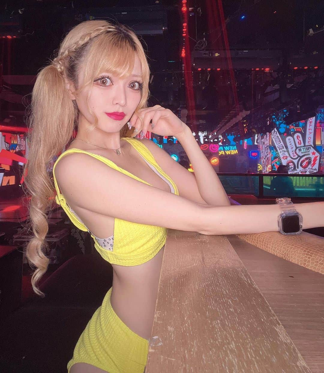 ミランさんのインスタグラム写真 - (ミランInstagram)「💛🤍 ・ 黄色の水着は初めて着た👙🐱🌈 ・ 🤍💛 ・  #パリオン#partyon#バーレスク東京#burlesque#六本木#ナイトプール#boxdisco#ショーガール#水着ギャル」5月20日 9時21分 - milan_partyon