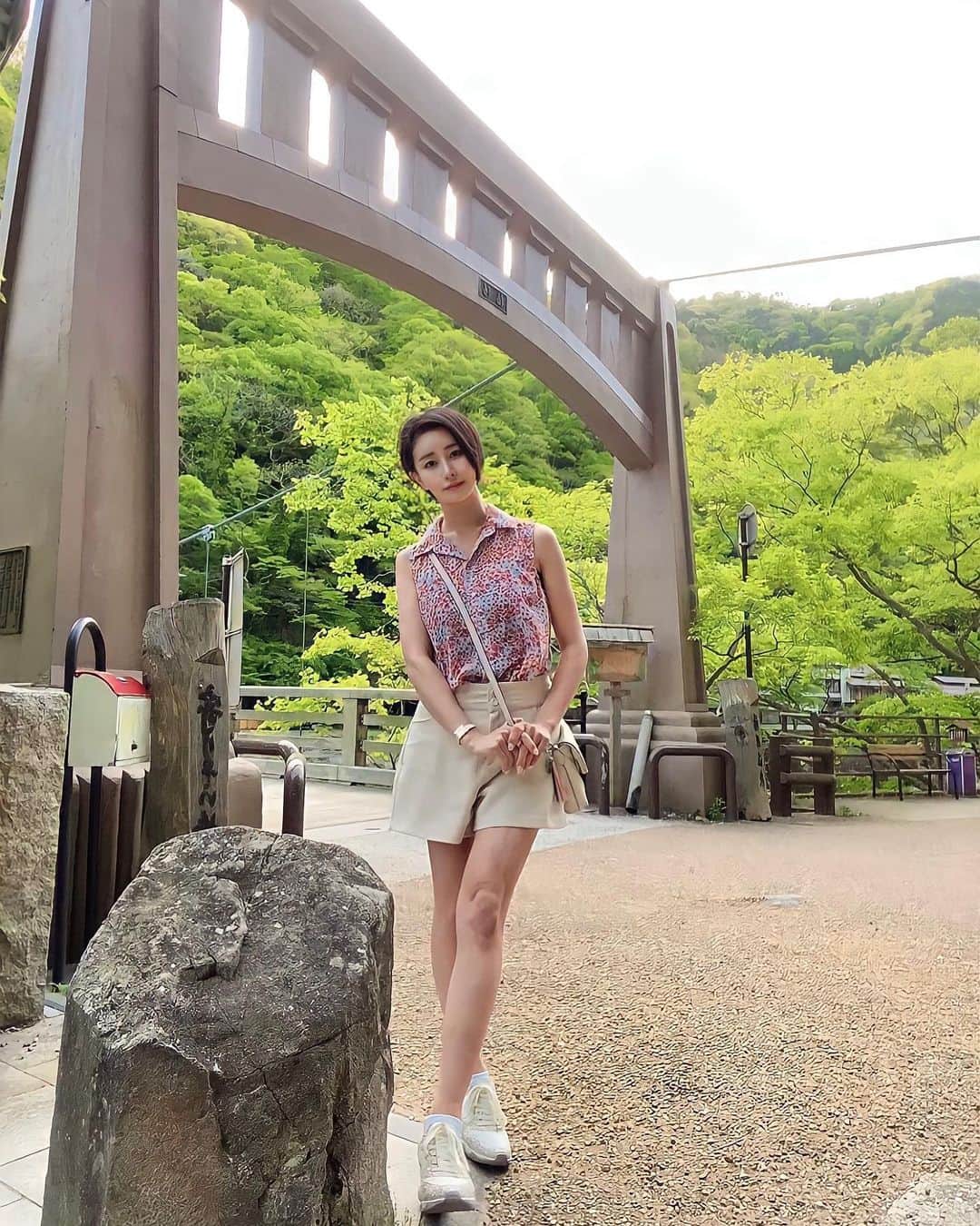 明里ともかのインスタグラム：「初夏の風が爽快な秘境の温泉地に行ってきました。 ・ ・ ・ #湯原温泉  #岡山県 #いい日旅立ち」