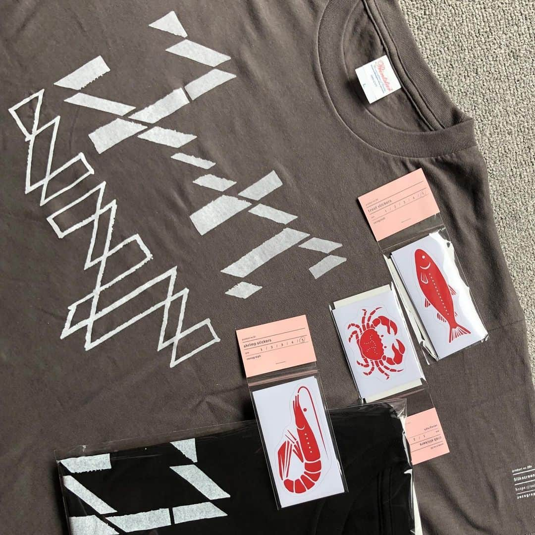 金剛地武志のインスタグラム：「zezegraghのこども食堂支援Tシャツとステッカー、届きました！ハンドメイドのシルクスクリーン、いい具合。ありがとう！  https://zeze.thebase.in」