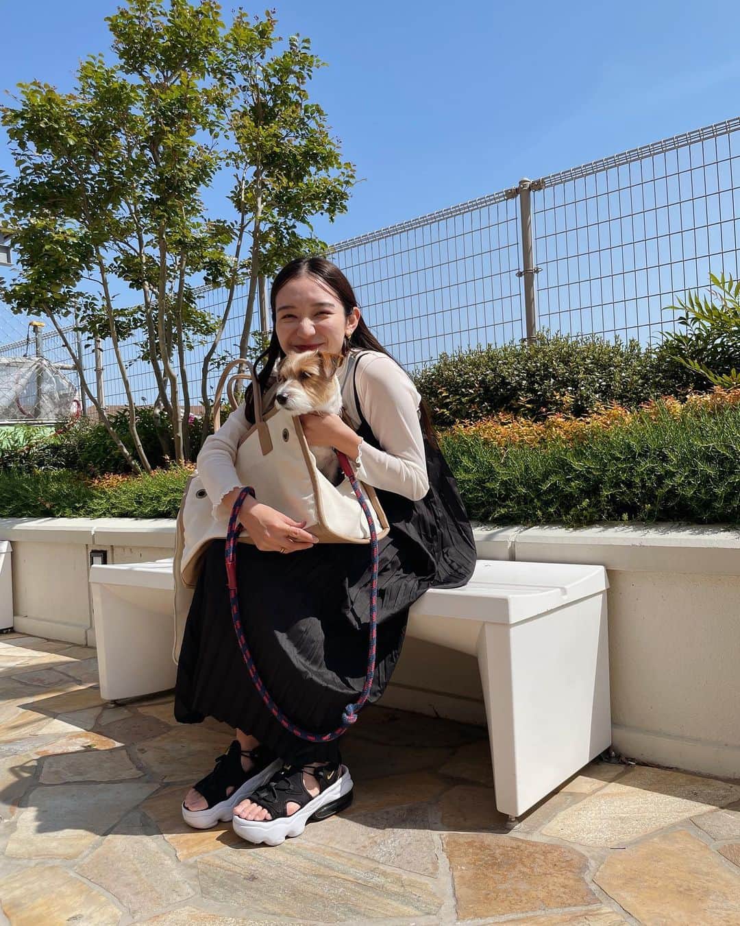大西百合子さんのインスタグラム写真 - (大西百合子Instagram)「🦮👜　@citydog_official   よく行くカプリチョーザのテラス席、 ワンちゃんOKなの〜🍝🍕 昔はカルフールだったから 今でもうちはカルフールと言ってしまう😝  #citydog_jp #シティードッグ #PR」5月20日 9時39分 - yurikooo_jpn