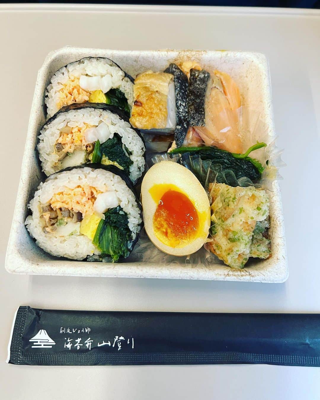 のインスタグラム：「#海苔弁山登りのり巻き  好きなものしか入ってない どうして君は分かるのか これは相思相愛なのか 愛し合っているということか」