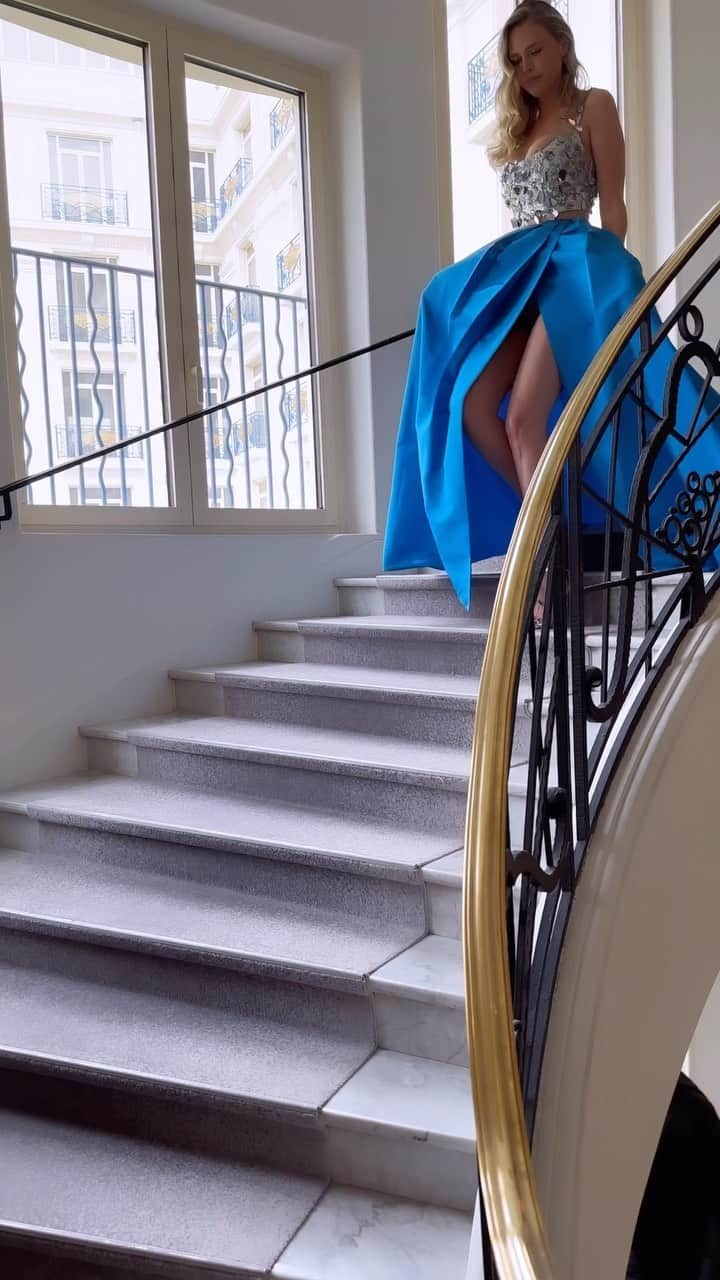 サラ・フォスターのインスタグラム：「These stairs have seen multiple versions of me. #cannes」