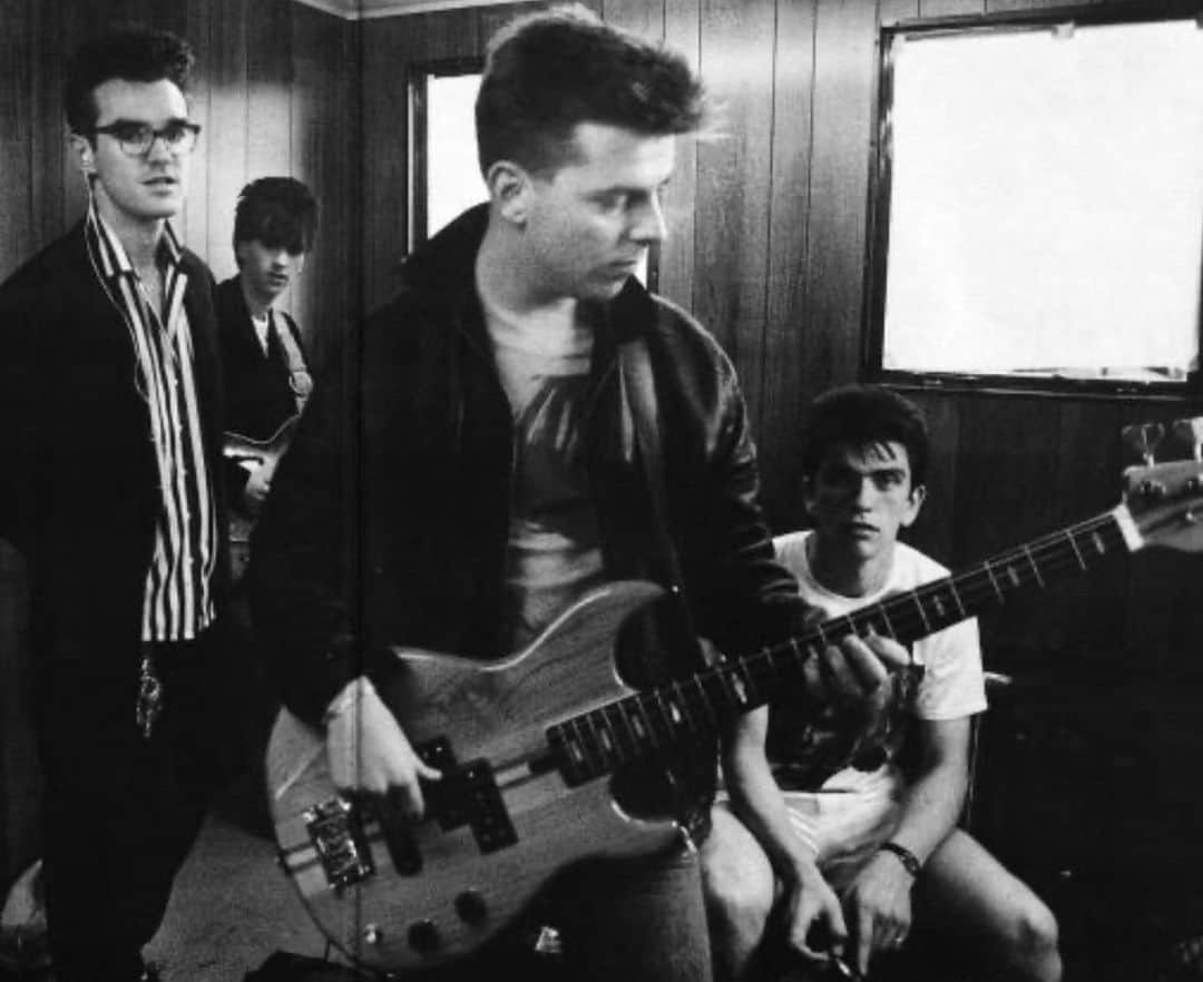 DJプレミアのインスタグラム：「R.I.P. Andy Rourke of the Iconic group THE SMITHS. A different style of bass playing and one of my favorite groups of all time. Thanks Connie Carr for putting me onto their music back in 1984. Saw THE SMITHS in concert in 1986 in Houston on THE QUEEN IS DEAD TOUR. I was blessed to meet Andy in LA in 2016 way after the group broke up. The memory is never forgotten on our conversation we had about original music and maybe doin' sum'n one day! Salute Morrissey, Mike Joyce and Johnny Marr... Rest Peacefully and condolences to your family. Thank you for the sounds that never die. 🙏🏾🕊️」