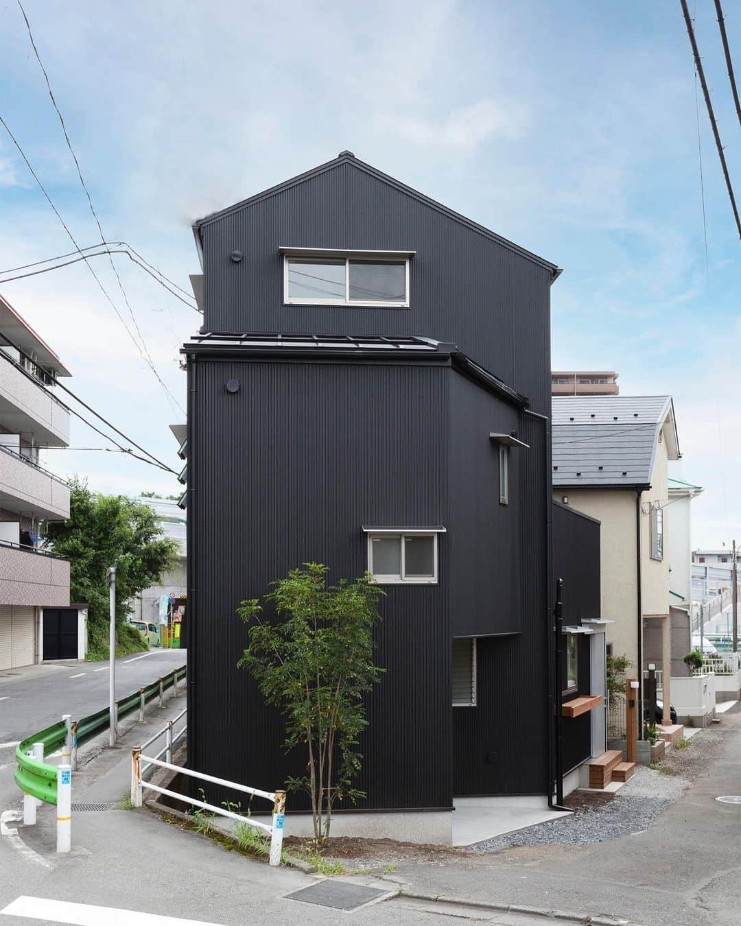 岡庭建設株式会社のインスタグラム：「＼5/27 - 28 完成お披露目会開催／  岡庭建設のご近所 西東京市 で#3階建て 注文住宅 の 完成お披露目会を開催いたします🏡  親の代から受け継いだ土地での#建て替え 。  元々2階建てをお考えでしたが 計画にあたり#敷地調査 を行ったところ 建築面積を現存する建物よりも 小さくしなくてはならないことが判明。  そこで容積率150%あるという 敷地の特徴を活かし3階建てをご提案。  お施主様さまにもお喜びいただき この度、実現いたしました。  当社が行う家づくり #木造在来軸組工法 は 柔軟な設計ができるため 土地の形状に合わせやすく #狭小地 や変形地でも #敷地 を余すことなく活用できます！  そのほかにもこれまで培ってきた 家づくりのノウハウをたっぷりつめこみました✨  私たちの強みの一つである "敷地のポテンシャルを最大限活かした家づくり"を ぜひ現地でご体感ください。  ※ご予約はイベントページにて受付中です📱  お披露目するお住まいのイメージに限りなく近い写真を掲載していますが、最後の2枚は実際の施工中の現場の写真です📷  ･････････････････････････････････   《みんなでつくるいえ、みんなでまもるいえ。》  #東京都 #西東京市 の地域工務店、岡庭建設です。  資料請求・お問い合わせ先は プロフィールのURLからどうぞ📩 ▶︎ @okaniwastyle   施工事例や住まい手さまの暮らしぶりが見れます📷 ▶︎ #岡庭建設 #okaniwastyle   リノベーションのご相談はこちら🏠 ▶︎ @okaniwa_reform_koubou   ･････････････････････････････････   #注文住宅 #分譲住宅 #家づくり#大工 #職人  #パッシブデザイン #自然素材の家 #無垢材  #木の家 #木造住宅 #自然素材 #無垢床  #新築注文住宅 #新築一戸建て #マイホーム計画   #architecture #工務店探し #工務店でお家作り  #工務店がつくる家 #工務店選び」