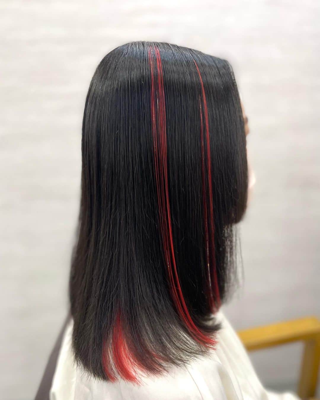 salon PRATiNO(サロンプラチノ)のインスタグラム：「.  イベント用に赤のシールエクステと ヘアティンセルをつけました😊  つける位置によっては 少量でもイメージがだいぶ変わって 華やかになります◎  #hair#pratino#clavis#ハイトーン#韓国ヘア#デジパ#縮毛矯正#名古屋美容院#栄美容院#ショートカット#ウルフカット#透明感カラー#クラビス#酸熱トリートメント#ダメージ毛#ヘアサロン#女性スタッフのみ#初めてのブリーチ#白髪染め#ペールカラー#エクステ#シールエクステ#ヘアメ#アイブロウ#メンズアイブロウ#メイク#ファイバープレックス#スタッフ募集」