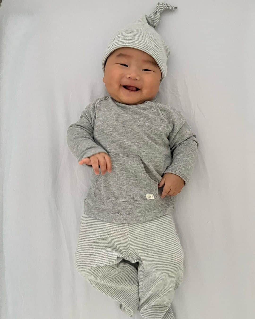 ジェシカ・ヤマダのインスタグラム：「Fazendo pose pra mamãe 📸🤪😄😝 #photoshoot#photoshooting#baby#babyboy#pose#bebe#bebemodelo」