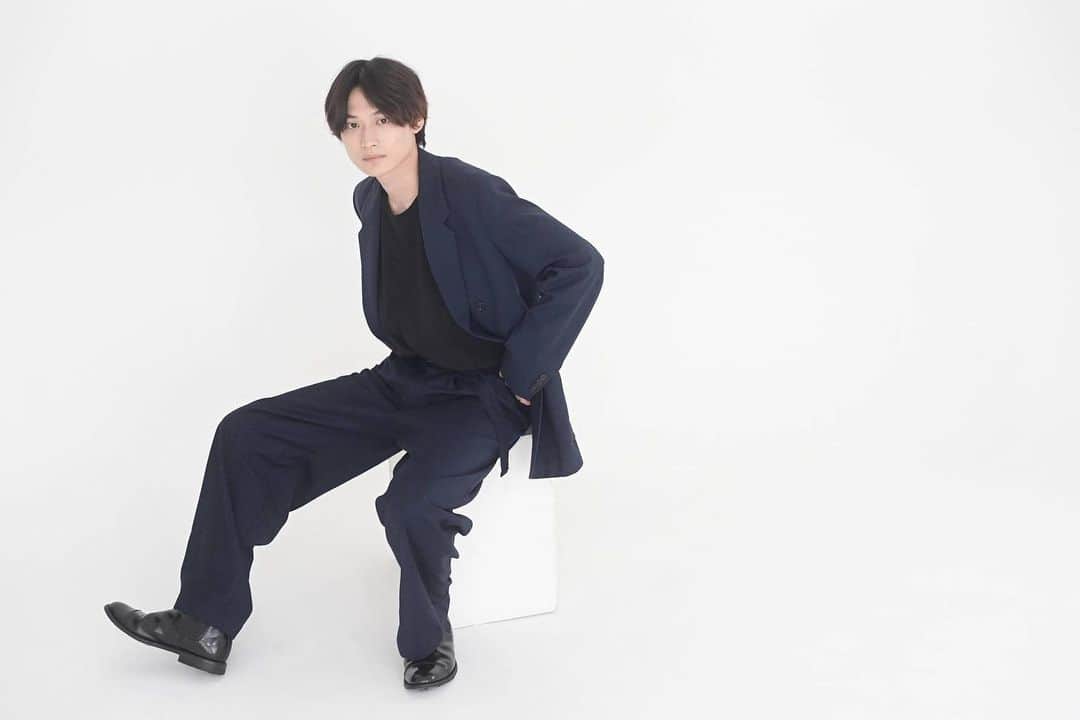 のインスタグラム：「おはよう〜。土日なにしよっかなぁ？😊 先日現場に事務所の社長が来てくださって終わった後お茶して洋服見に行ってと楽しい時間を過ごしました♪ 楽しい方ですほんと😂 いい事務所だなとつくづく思いました🙋‍♂️笑  みんなは土日の予定はなにかな？☺︎ photo by @portrait_tsuyoshi」