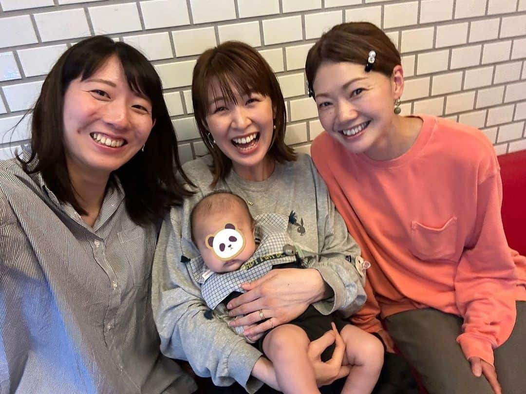 井上香織さんのインスタグラム写真 - (井上香織Instagram)「2023.5.20 ・ ママさおちゃんに会ってきたぁ😆🙌 ・ しゅぷ・ぎゅう・マックス初めまして♡♡♡ 仲良くしてくれてありがとう😍 ・ #赤ちゃん #ちっちゃかったー #犬抱っこしたことないけど #上にも来てくれてテンション上がる」5月20日 10時00分 - kaorin888