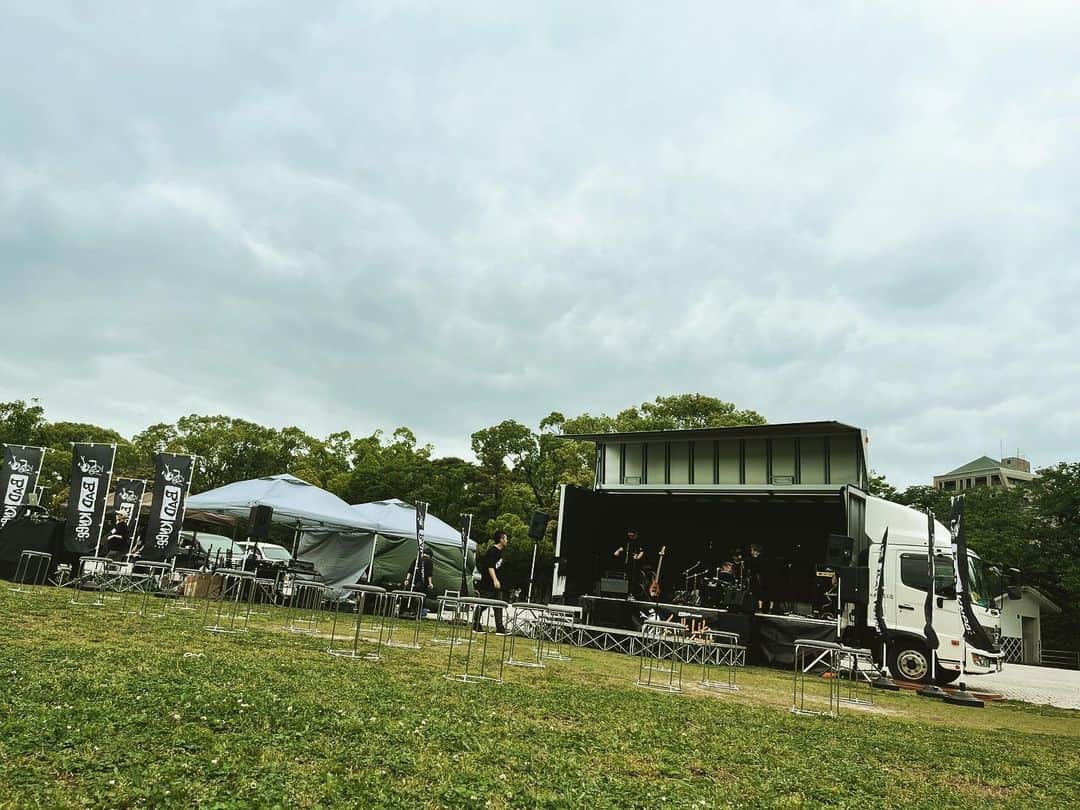 松隈ケンタのインスタグラム：「舞鶴公園カレーフェスのメインステージをウチのレーベルBAD KNeeがプロデュース🔥  いいバンドたくさん出るばい！  入場無料、2日間熱いイベントを遊びに来て❗️  松隈も時間によってカレーを販売します🍛  #舞鶴公園カレーフェス #guldilocks  #BADKNee」