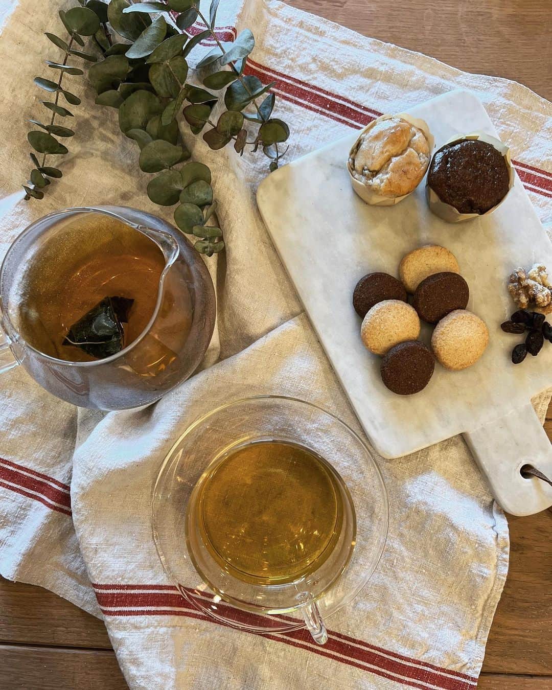 川島幸美のインスタグラム：「お茶入れるとつまみたくなるスイーツ🍪 どうせだったら身体に優しいのを選びたいよね🤎 最近はまってるグルテンフリーで乳・卵・小麦・動物性 素材不使用の優秀なクッキー&マフィン😍  優しい甘さでマフィンは個包装で冷凍出来るから 好きな時に一個ずついただけるの嬉しい😆  国内原料にとてもこだわっていて、農薬、肥料不使用の 米粉や、北海道のてんさい糖を使用してるので、 アレルギー持ってる人や子供ちゃんにも安心ね👍  マフィンのバナナ味🍌美味しすぎた😍  今日はこの間ちえさん @reonyuzuki_official から いただいたオーガニックミントティー🌿と.... ミントの香りが癒し効果もあって幸せ〜😍」