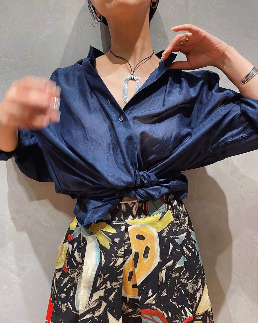 のインスタグラム：「〈SOFIE D'HOORE〉  素材選び、着心地の良さ、シルエットの美しさなどを追及して創り出されたスタイルは時代に左右されることなく、時を経ても新鮮さを失わない上質さを持っています。 素材の良さ、着心地の良さは最高で彼女からつくり出される洋服達へのこだわりは服の完成度の高さでありカッティングの細かさ そしてシルエットとボリュームのバランスに表現されています。  skirt ¥114,400 intax  LA BOUCLE shirts  ¥22,000 intax  #ienalaboucle#iena#イエナ#イエナラブークル#ienalaboucle_23ss」
