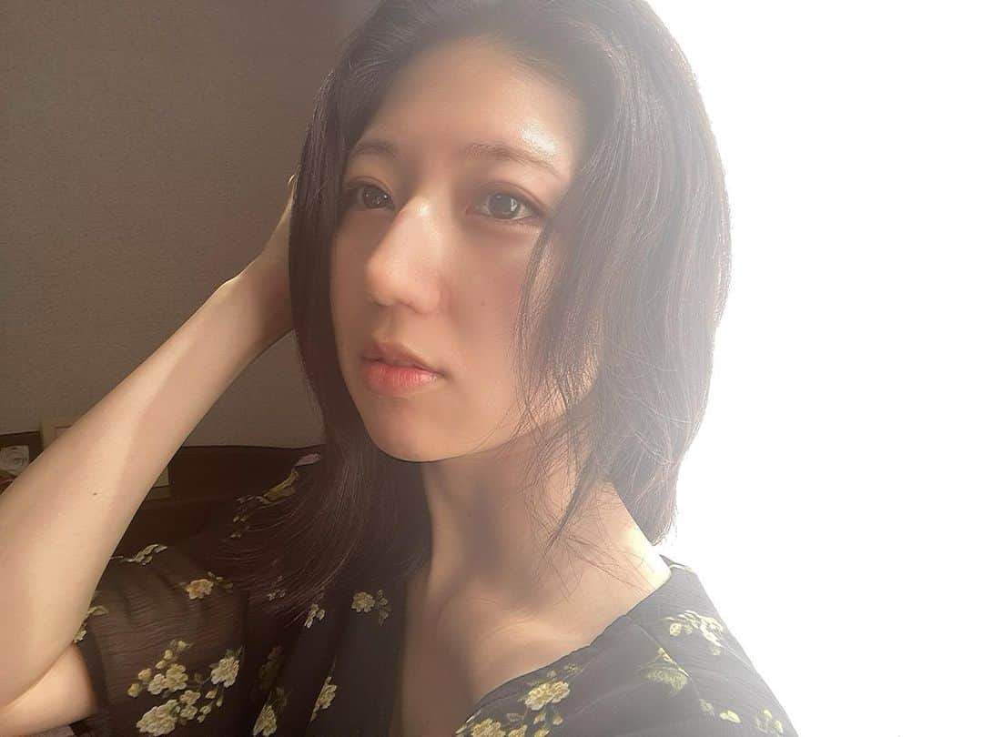 太田英里のインスタグラム：「お肌を休める日。  #selfie #makeoff #gm」