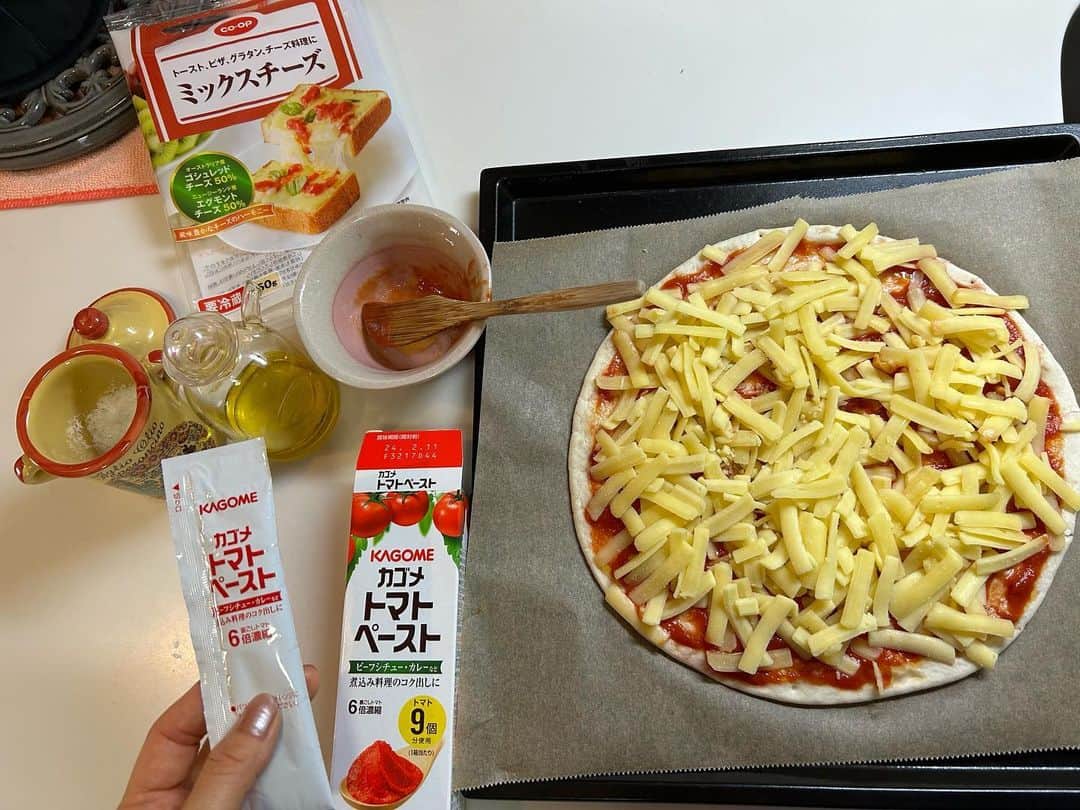 中岡由佳さんのインスタグラム写真 - (中岡由佳Instagram)「❇︎ 土曜の朝のピザ。簡単にいつも市販のピザクラフトで作りますが、トマトソースは市販のものは使わずにシンプルに作ります。トマトペーストにオリーブオイル、水、塩を混ぜて生地に塗ってチーズをたっぷりのせる。あとは250℃オーブンで5分焼いて出来上がり🍽️🍕 #piazza #morning #cooking」5月20日 10時20分 - yuka_nakaoka