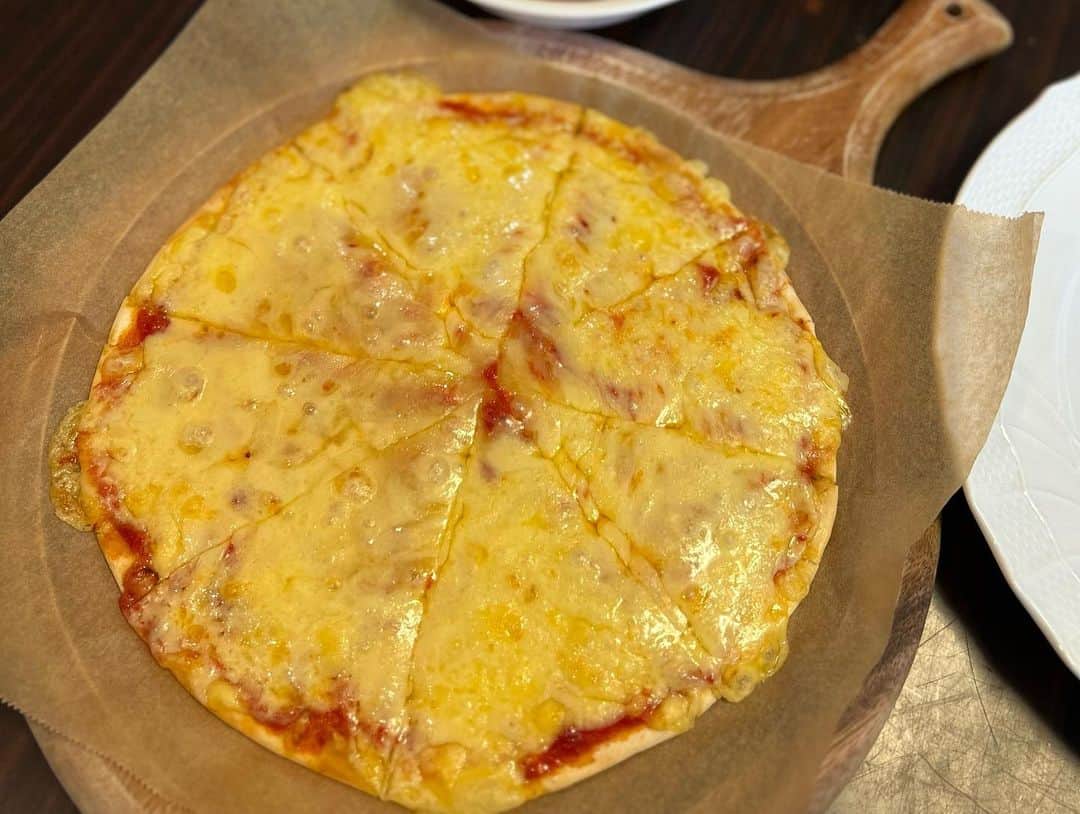 中岡由佳さんのインスタグラム写真 - (中岡由佳Instagram)「❇︎ 土曜の朝のピザ。簡単にいつも市販のピザクラフトで作りますが、トマトソースは市販のものは使わずにシンプルに作ります。トマトペーストにオリーブオイル、水、塩を混ぜて生地に塗ってチーズをたっぷりのせる。あとは250℃オーブンで5分焼いて出来上がり🍽️🍕 #piazza #morning #cooking」5月20日 10時20分 - yuka_nakaoka