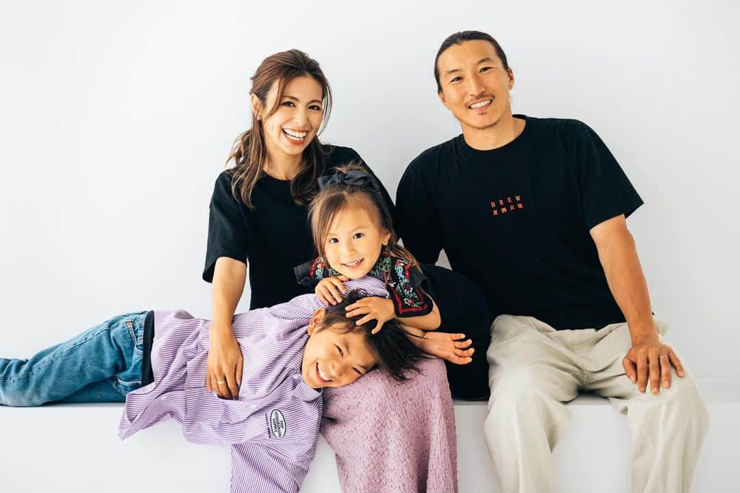 高橋菜摘のインスタグラム：「👨‍👩‍👧‍👦 ご縁があり @rasea.studio にて家族撮影をして頂きました📸　  うちの子供たち👦🏽👧🏼 今まで色々な撮影経験がありますが 初めて2人揃った素の表情を収められる事が出来ました😭 沢山のモデルのお仕事を経験してきて 今ではすぐ笑顔を作れたりカメラさんに求められる事を すぐにしてくれるまでに成長したけど　 1番難しいのは「自然に笑う」と言う自然体の撮影。 私も長年モデルをさせてもらってるけど未だに難しいもんね。 (あ、1番は子供より @isao_seki だった笑)  娘に関しては慣れてきたとはいえ 未だ人見知りがあり会ってすぐには難しく 短い時間の中でカメラを向けられると 上手く笑えなくなります。  それがここでは親も子も何のストレスもなく 楽しんでるうちに撮影終了🥹💕 「好きなように動いていいよ」 きっとこうやって言ってくれるのが最大のポイント！ これだけで子供達は縛られないで楽しんでくれるんだなぁと。 スタジオが走り回っても大丈夫な位 シンプルに作られてるからそこも安心なところ。 母にとってセットや飾りの物を壊されそうで ヒヤヒヤして撮影どころじゃなくなるから😂  今回は自然体がテーマだったから子供達も好きな服で🫶🏽 この頃こんな服着てたな〜と思い出せるように。♡  撮影後すぐに届いたデータ全て、 捨てカットがなさすぎてぜーんぶ宝物になりました😂🤍 間違いなくここのスタジオ人気出ちゃうぅぅぅ🥹🫰🏽  その人“らしい”を撮ってくれる @rasea.studio さん💕 この先も是非成長過程を撮って下さい🙇‍♀️♡ まだまだデータ沢山あるので載せちゃおっと🫰🏽 . . . #家族撮影 #ファミリー撮影 #撮影モデル #撮影スタジオ #湘南 #スタジオ撮影 #ファミリーフォト #キッズ撮影 #キッズモデル #familyphoto #kids #shooting #kidsmodel #studio #love #shonan #kidsphotography #family #modeling #fujisawa」